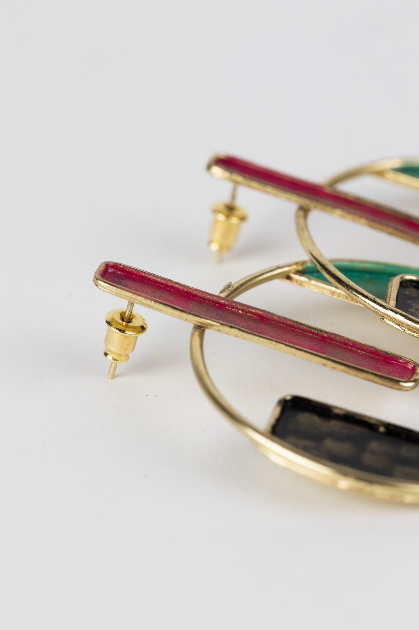 Earrings post 3 color patina 2.25L gld/blk/grn/red