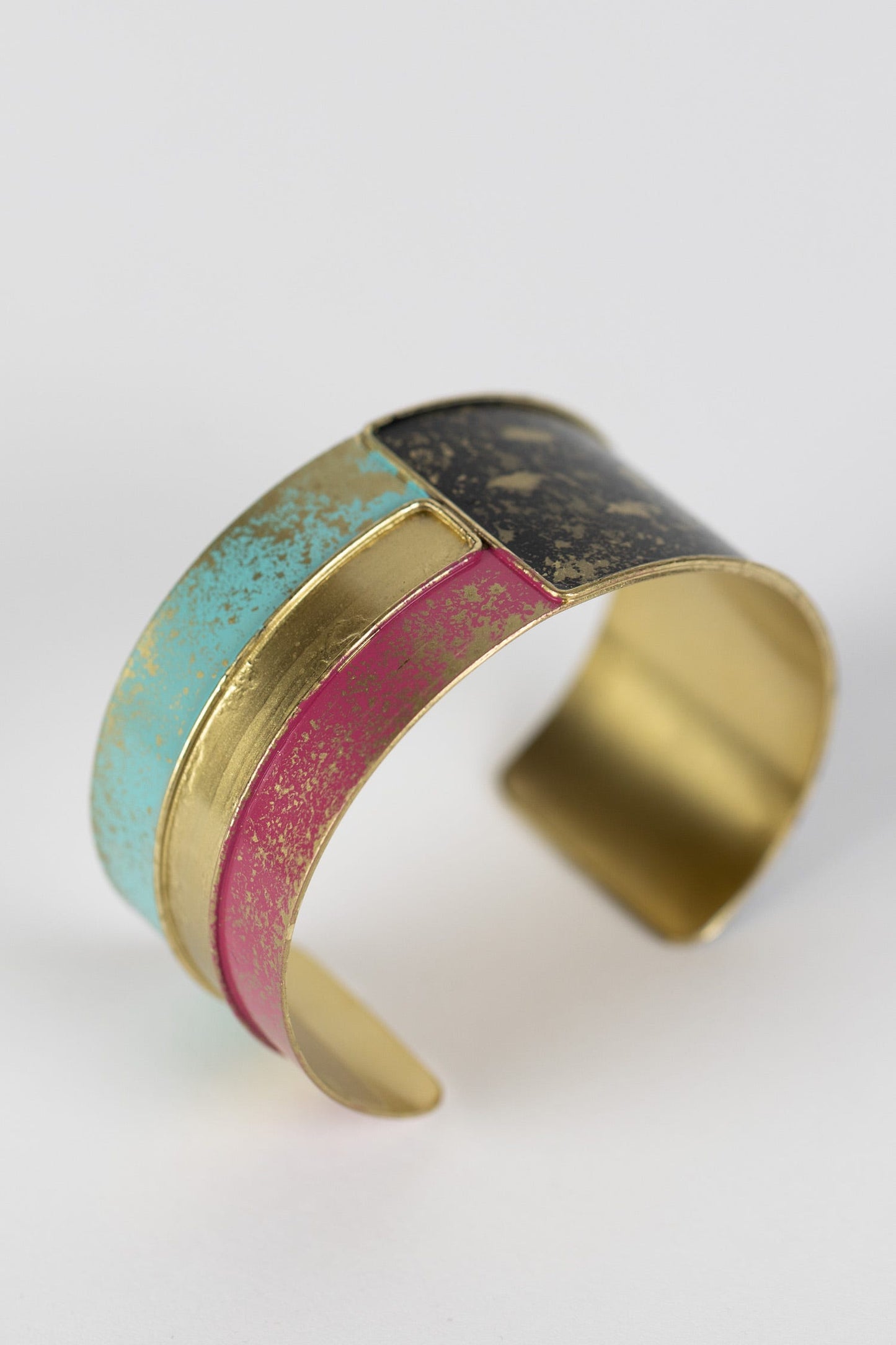 Bracelet cuff 3 color patina 1.25W gld/blk/grn/red