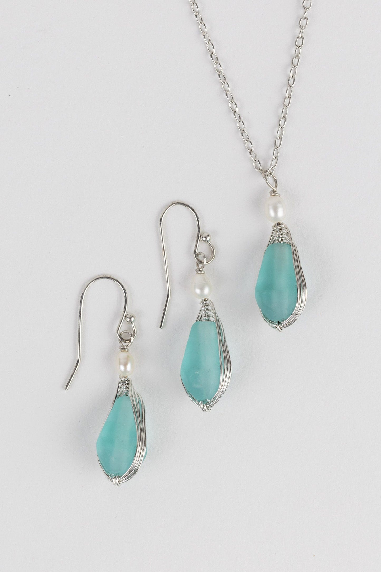 Necklace wrapped pend glass/pearl 17L aqua/silv
