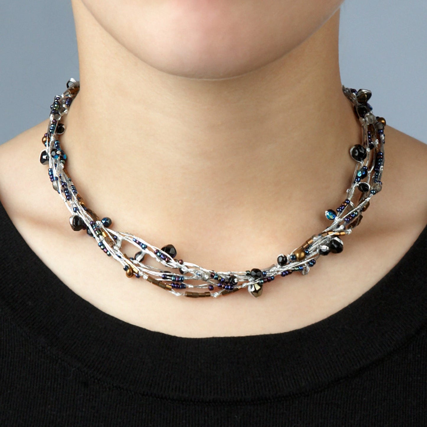 Necklace mltistrnd thread/bead irdscnt blac/silver