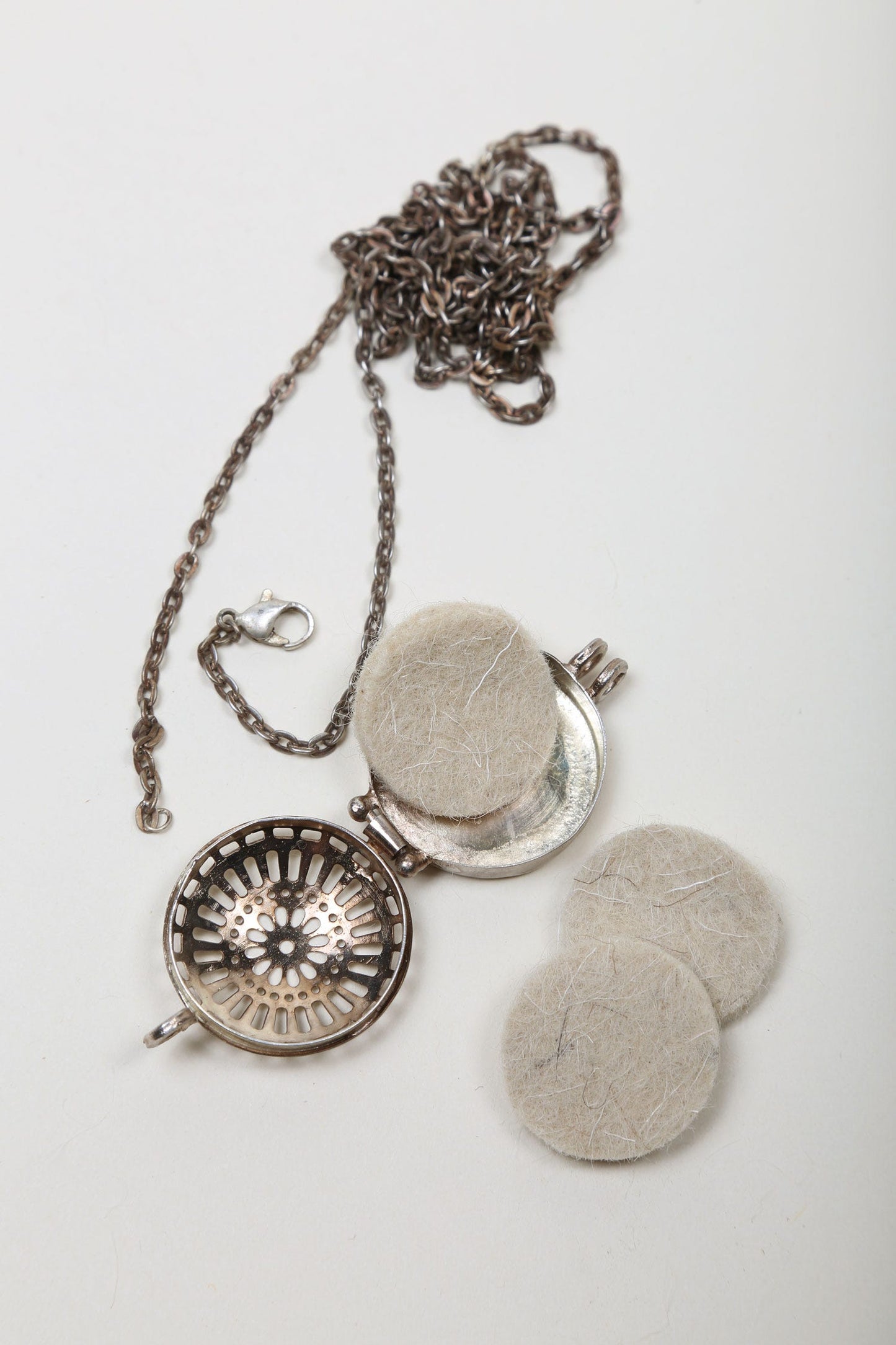 Necklace locket diffuser w/box mtl 1.25Dx39L silv