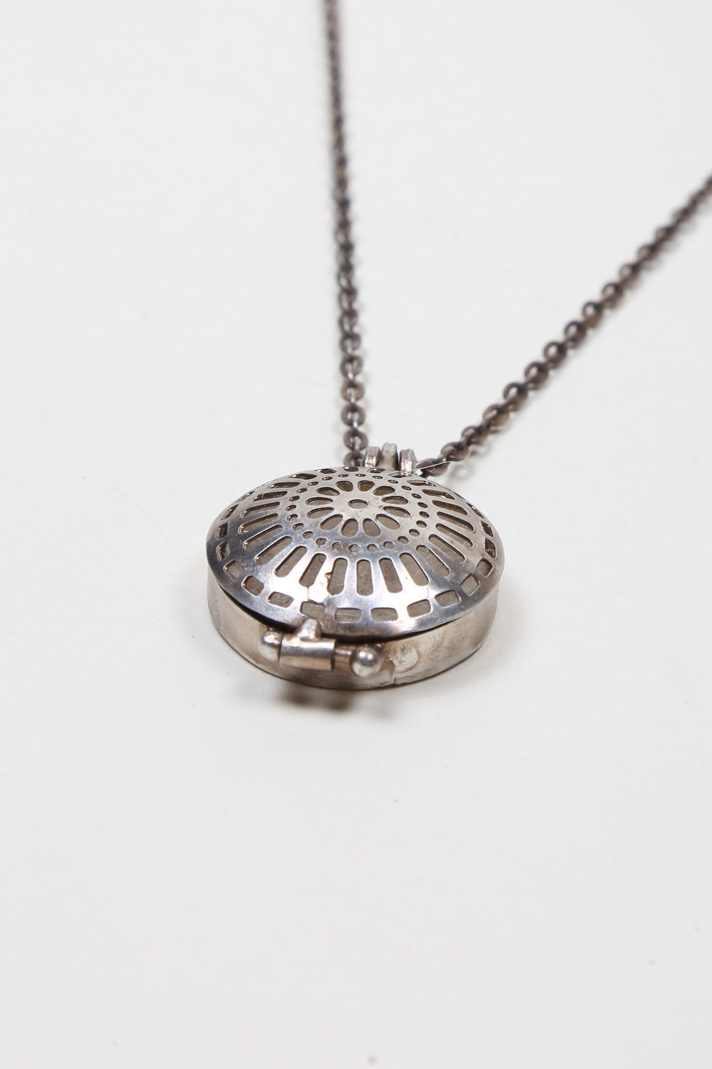 Necklace locket diffuser w/box mtl 1.25Dx39L silv