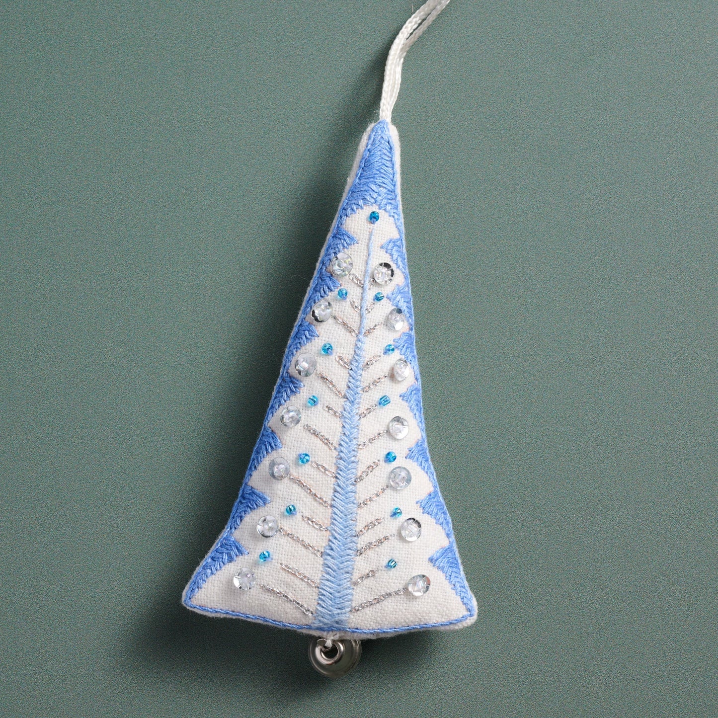 Ornament tree w/bell M/3 stuff emb cttn 4H blu/wht