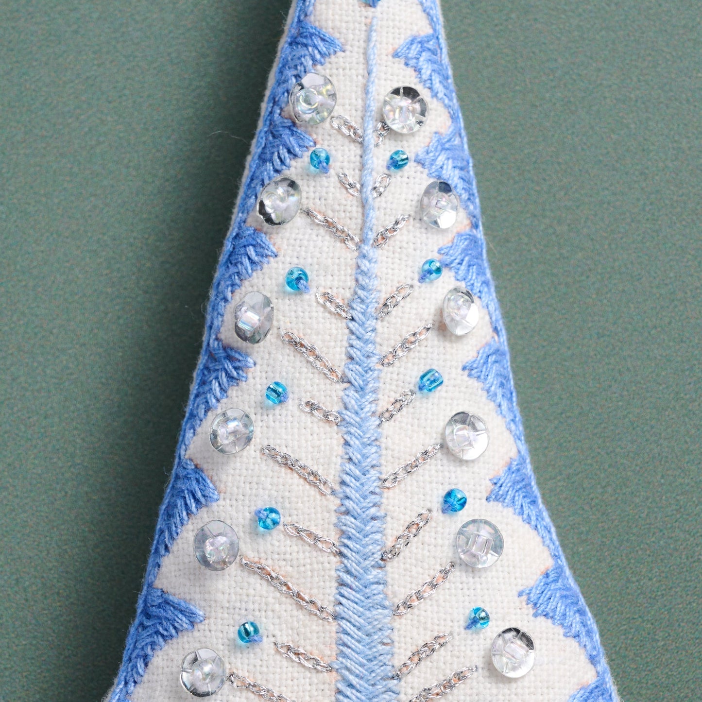 Ornament tree w/bell M/3 stuff emb cttn 4H blu/wht