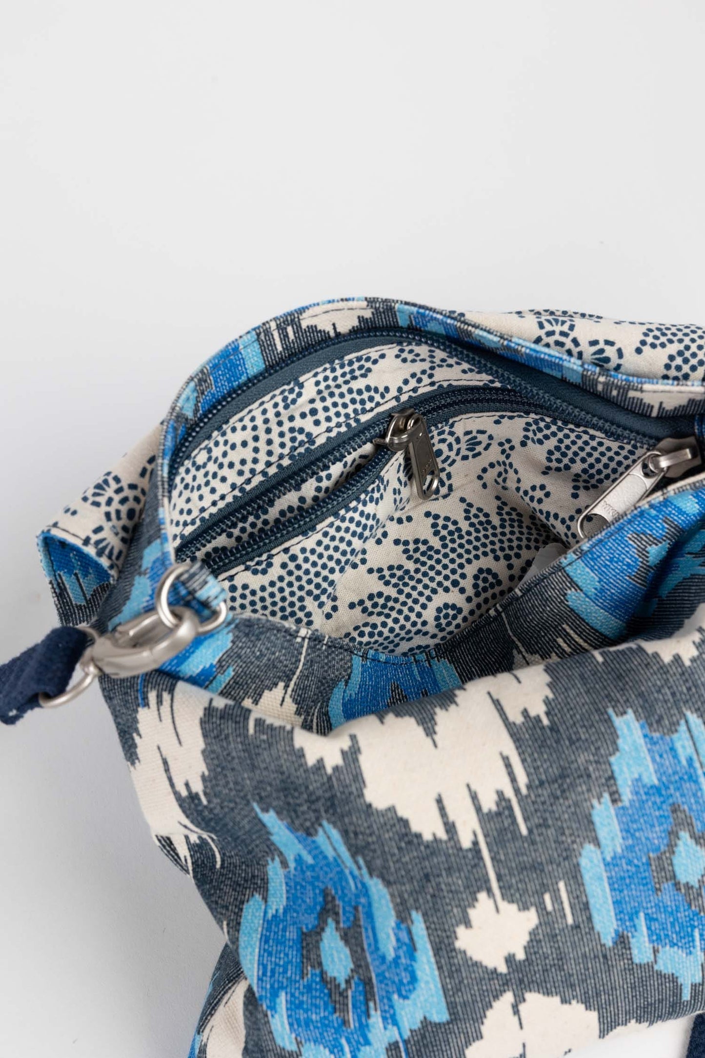 Purse around town ikat/web strap 9Wx10H blues/wht
