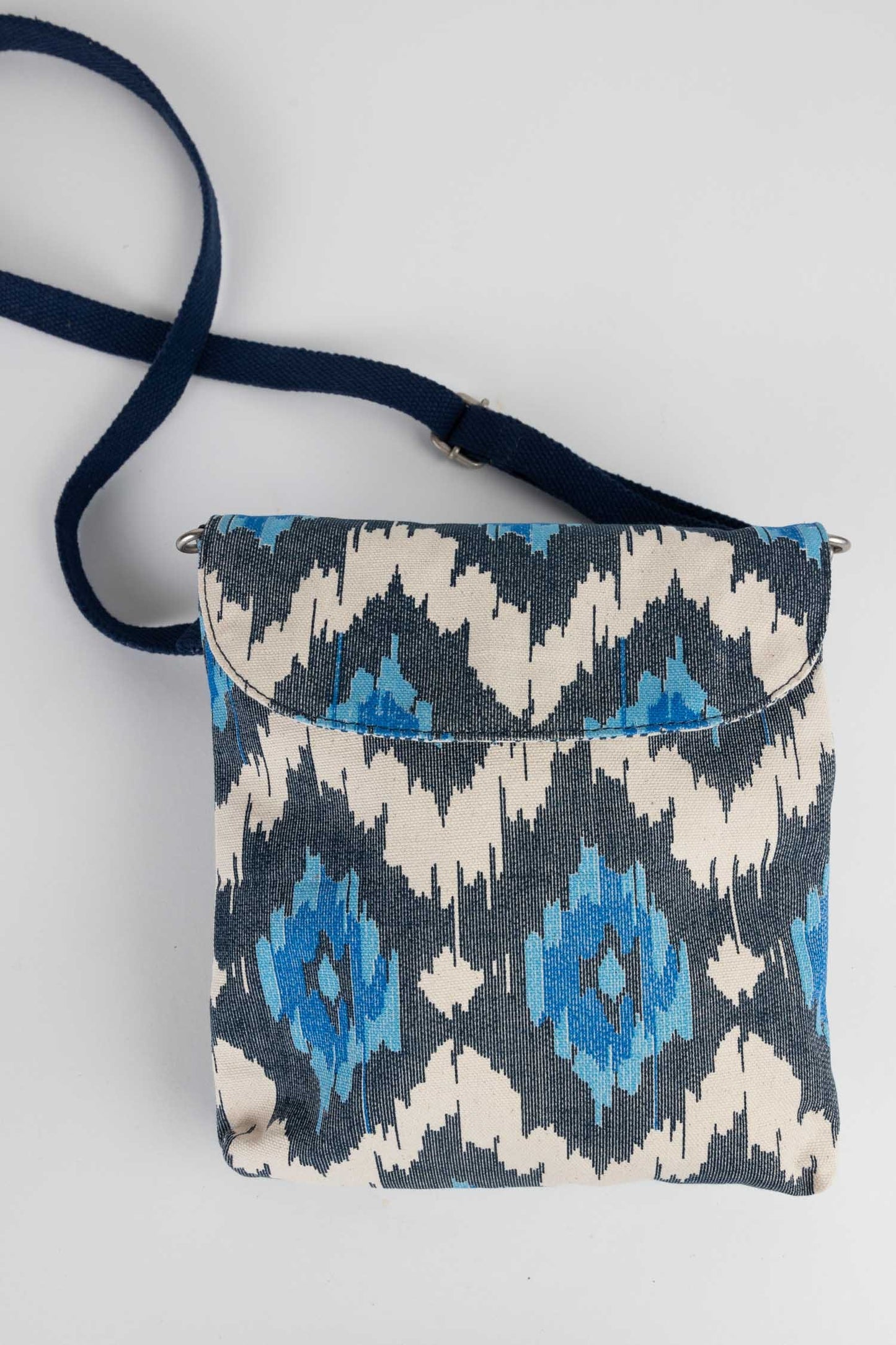 Purse around town ikat/web strap 9Wx10H blues/wht