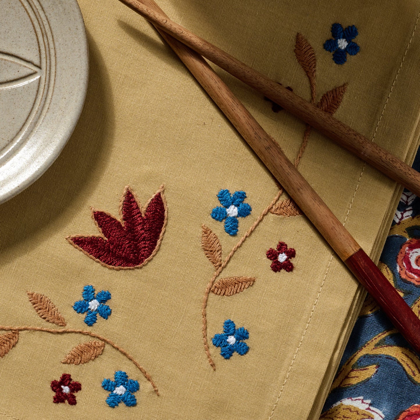 Napkin embroidered M/4 flrl cttn 20sq beige/rd/blu