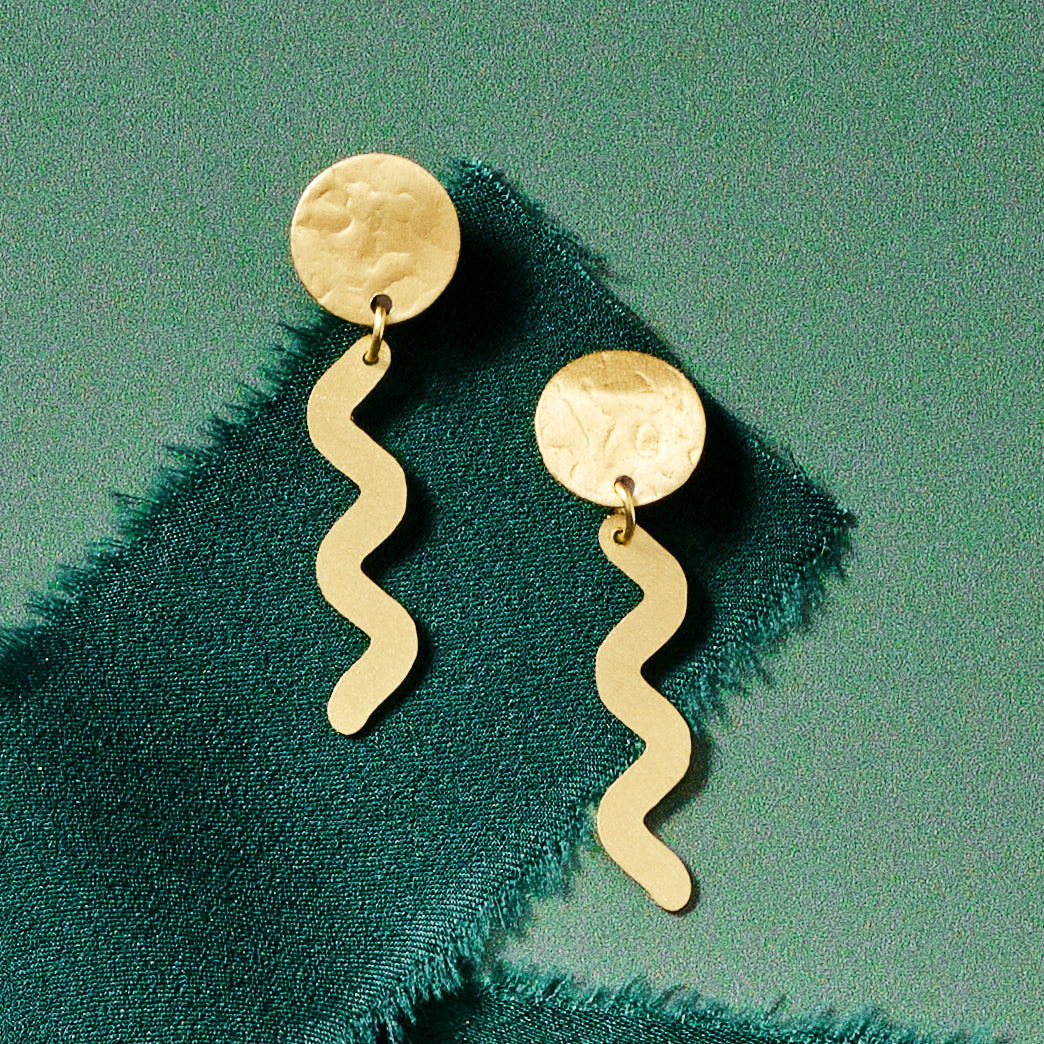 Earrings post snakes hammered brass 2L gold