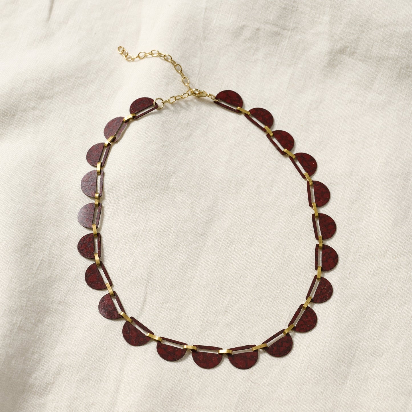 Necklace linked half circles brass 16L red/gold
