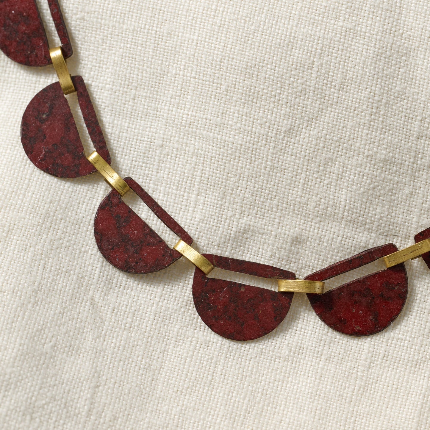 Necklace linked half circles brass 16L red/gold