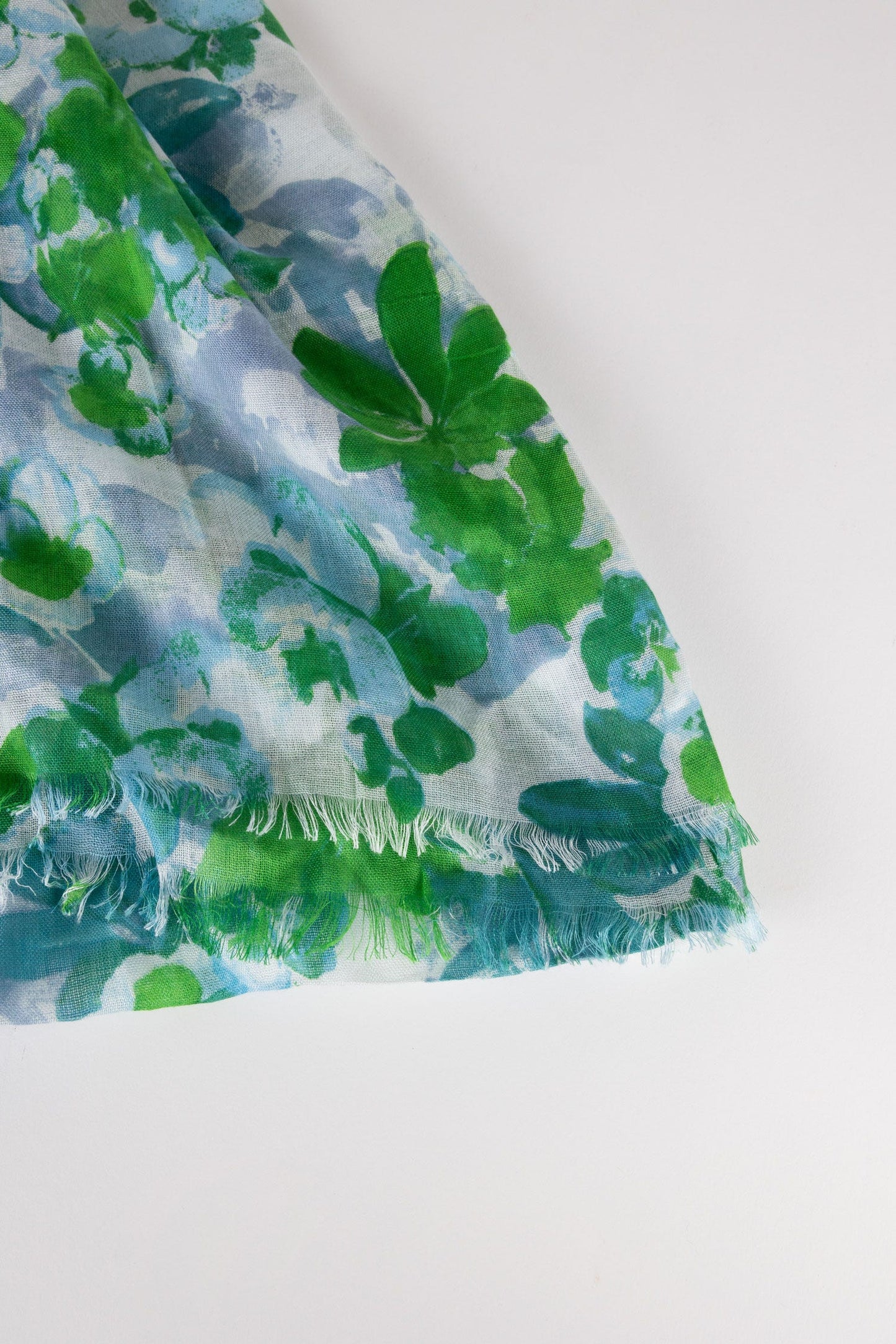 Scarf watercolor floral viscose 72Lx28 wht/grn/blu