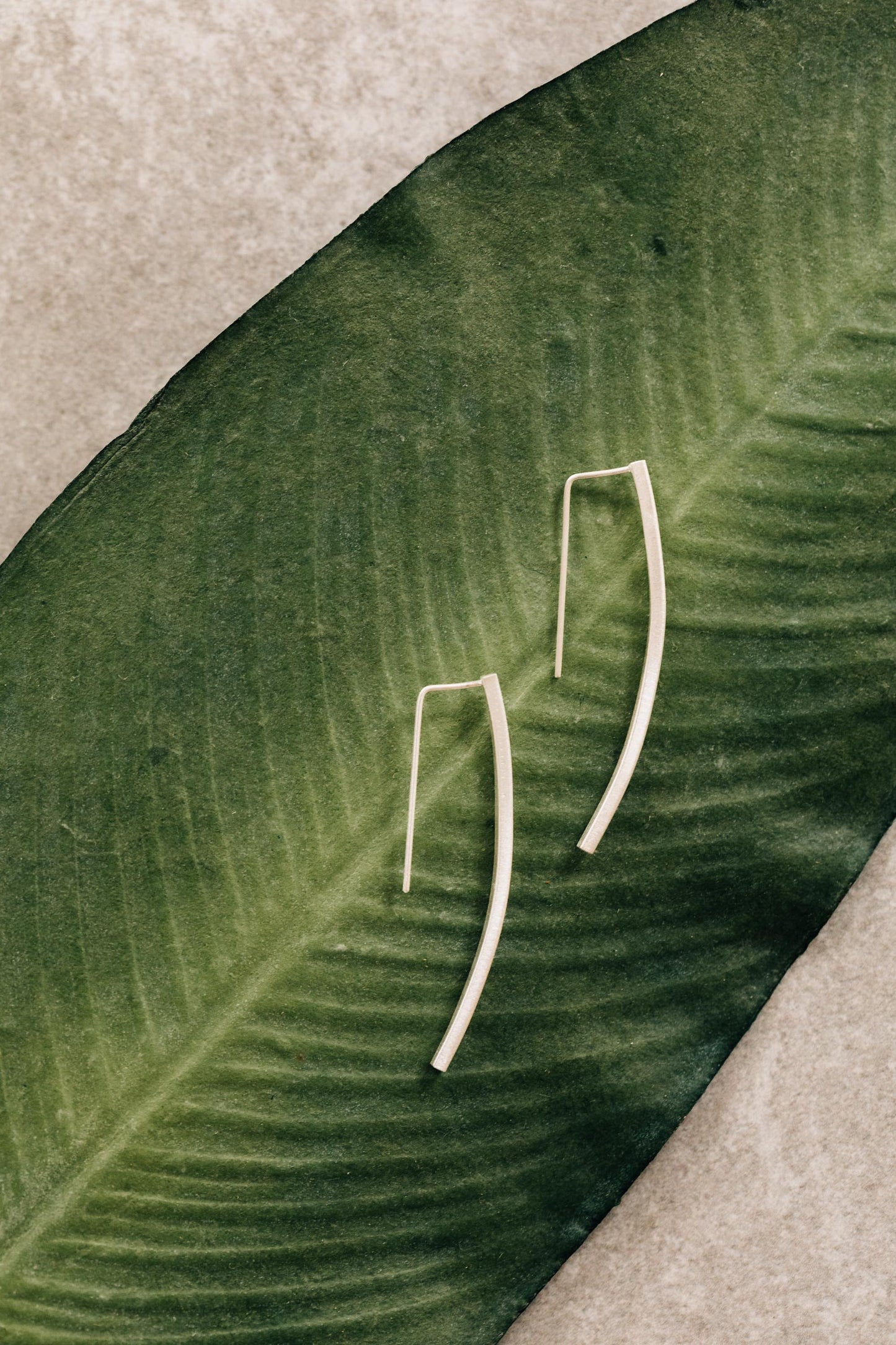 Earrings pull thru long curved bar brass 2L silver