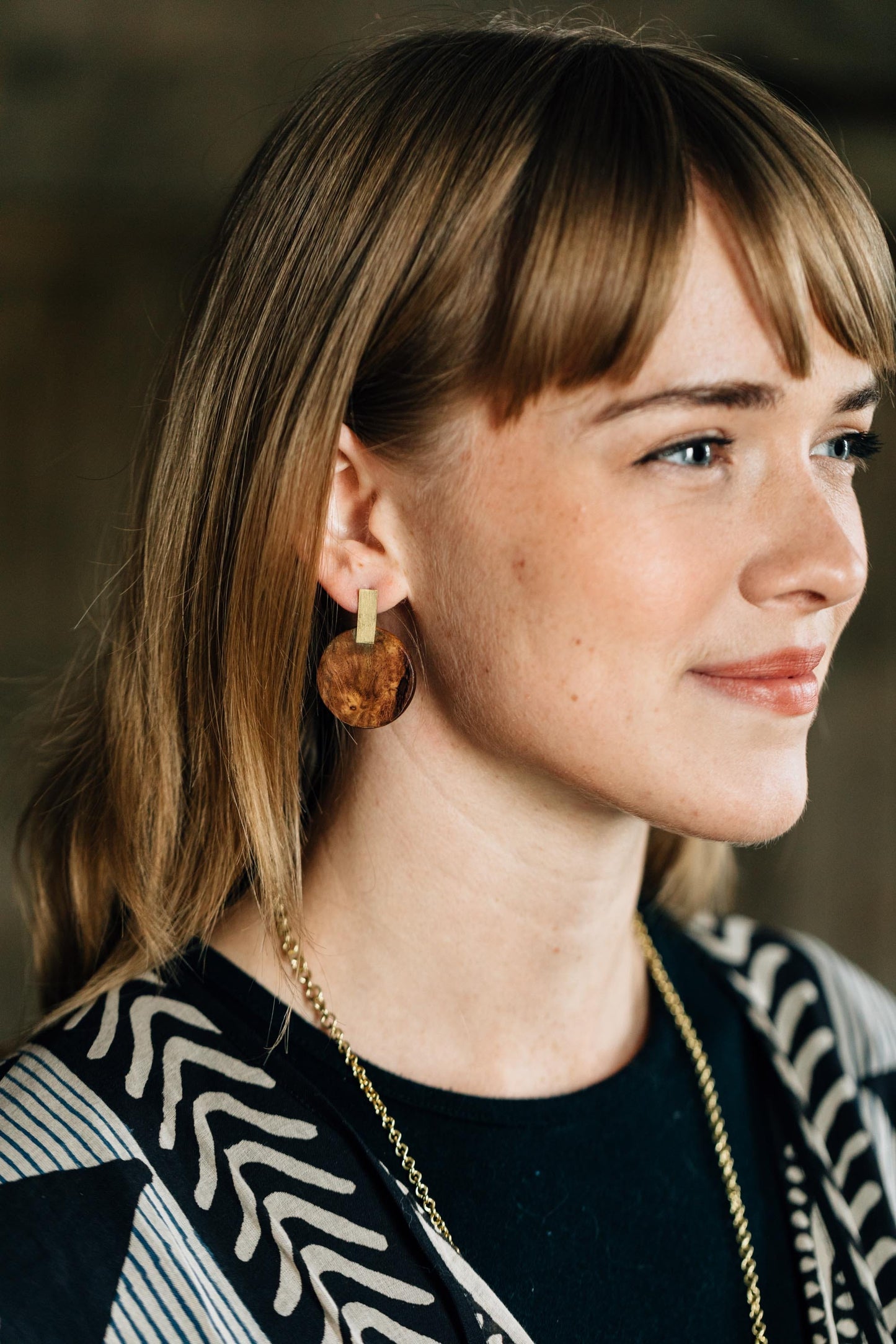 Earrings post disc/bar wood/brass 1.5L brn/brass