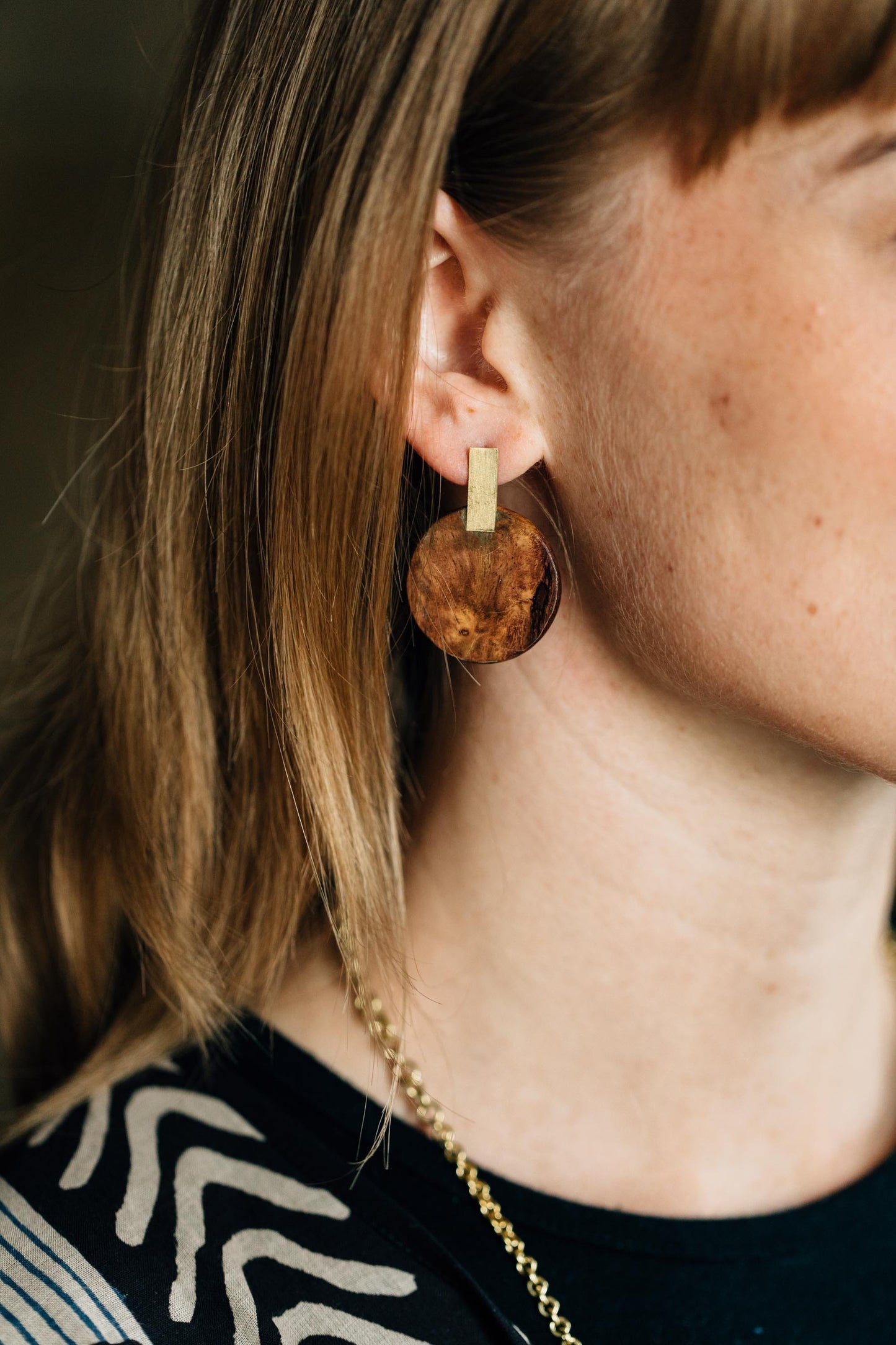 Earrings post disc/bar wood/brass 1.5L brn/brass
