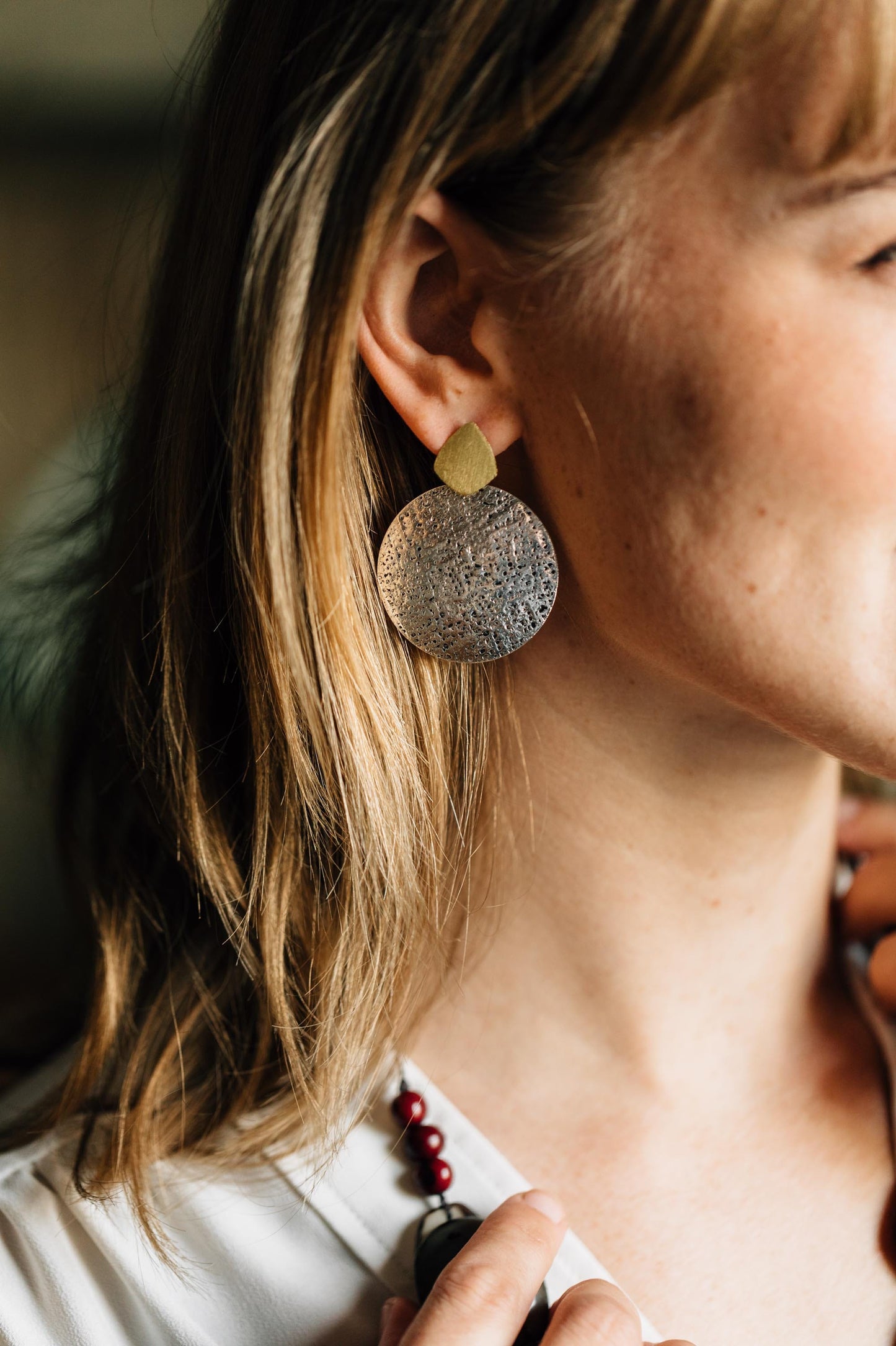 Earrings post textured disc brass 1.5D silv/br/blk