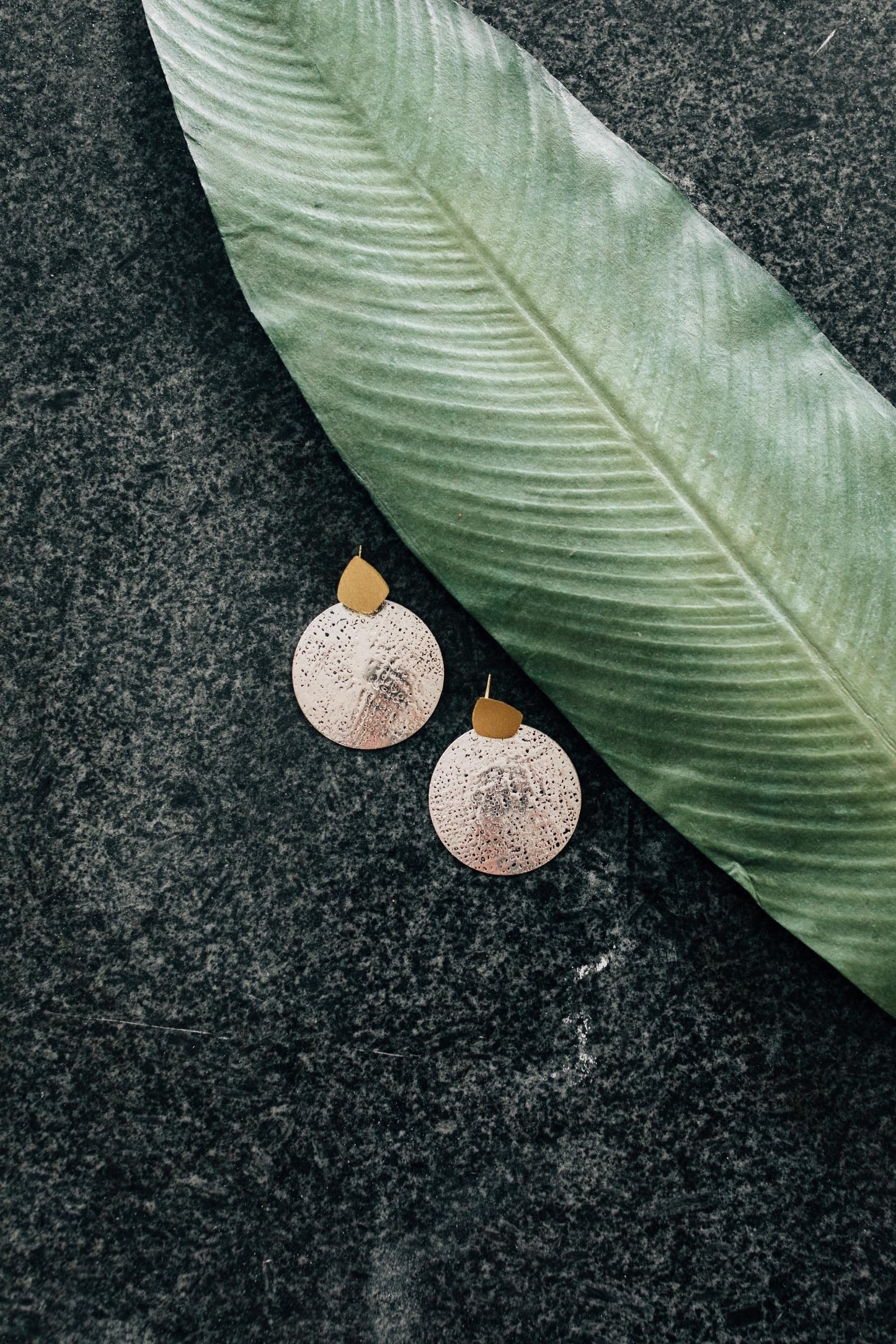 Earrings post textured disc brass 1.5D silv/br/blk