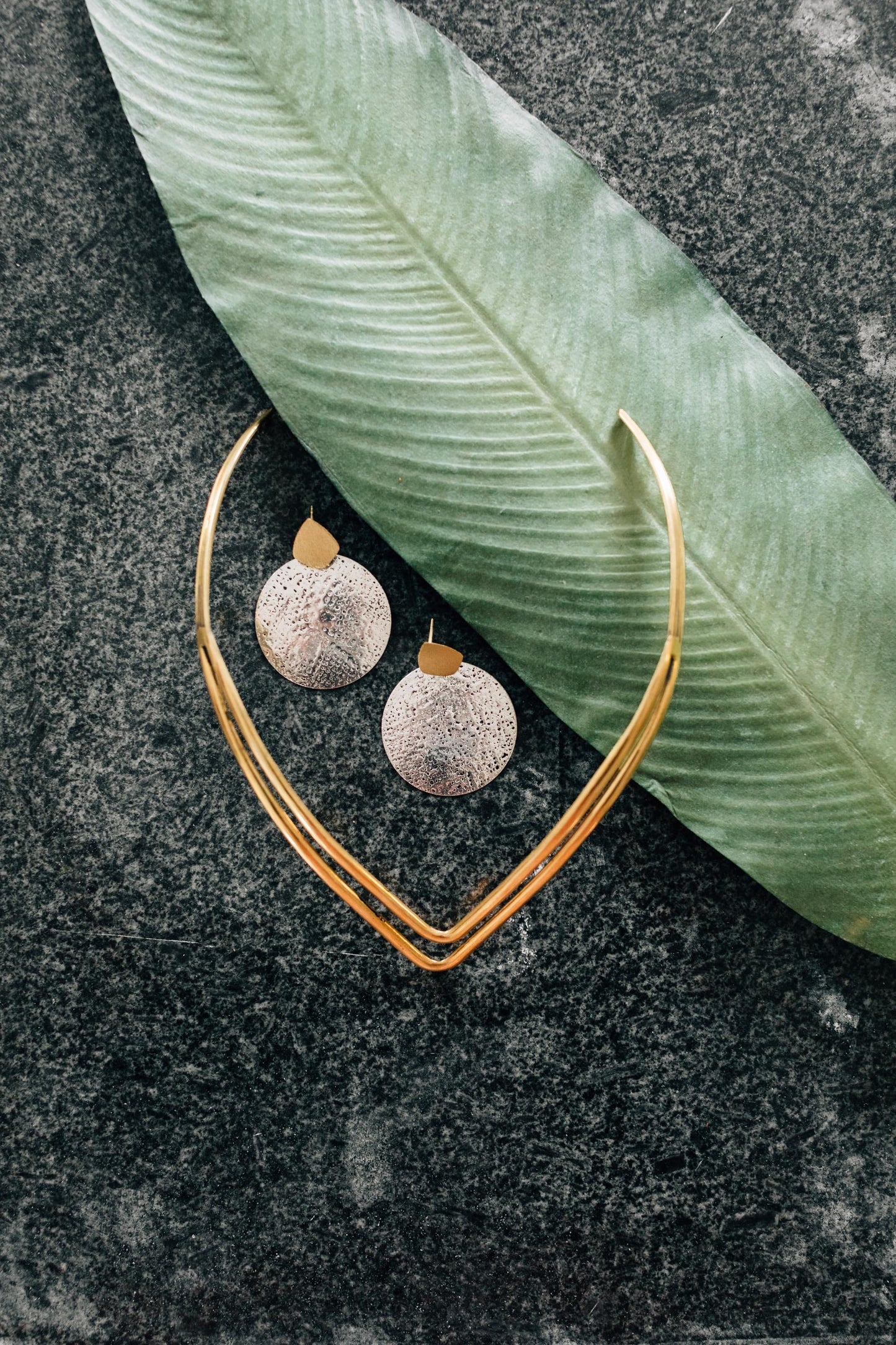 Earrings post textured disc brass 1.5D silv/br/blk