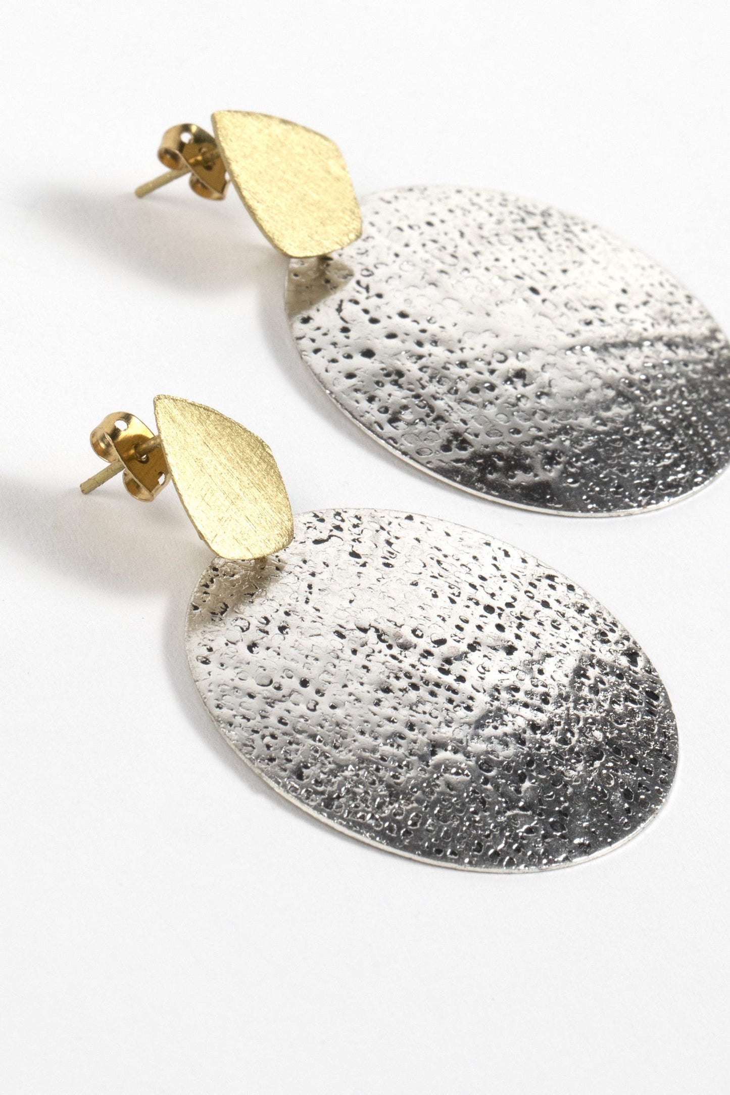Earrings post textured disc brass 1.5D silv/br/blk