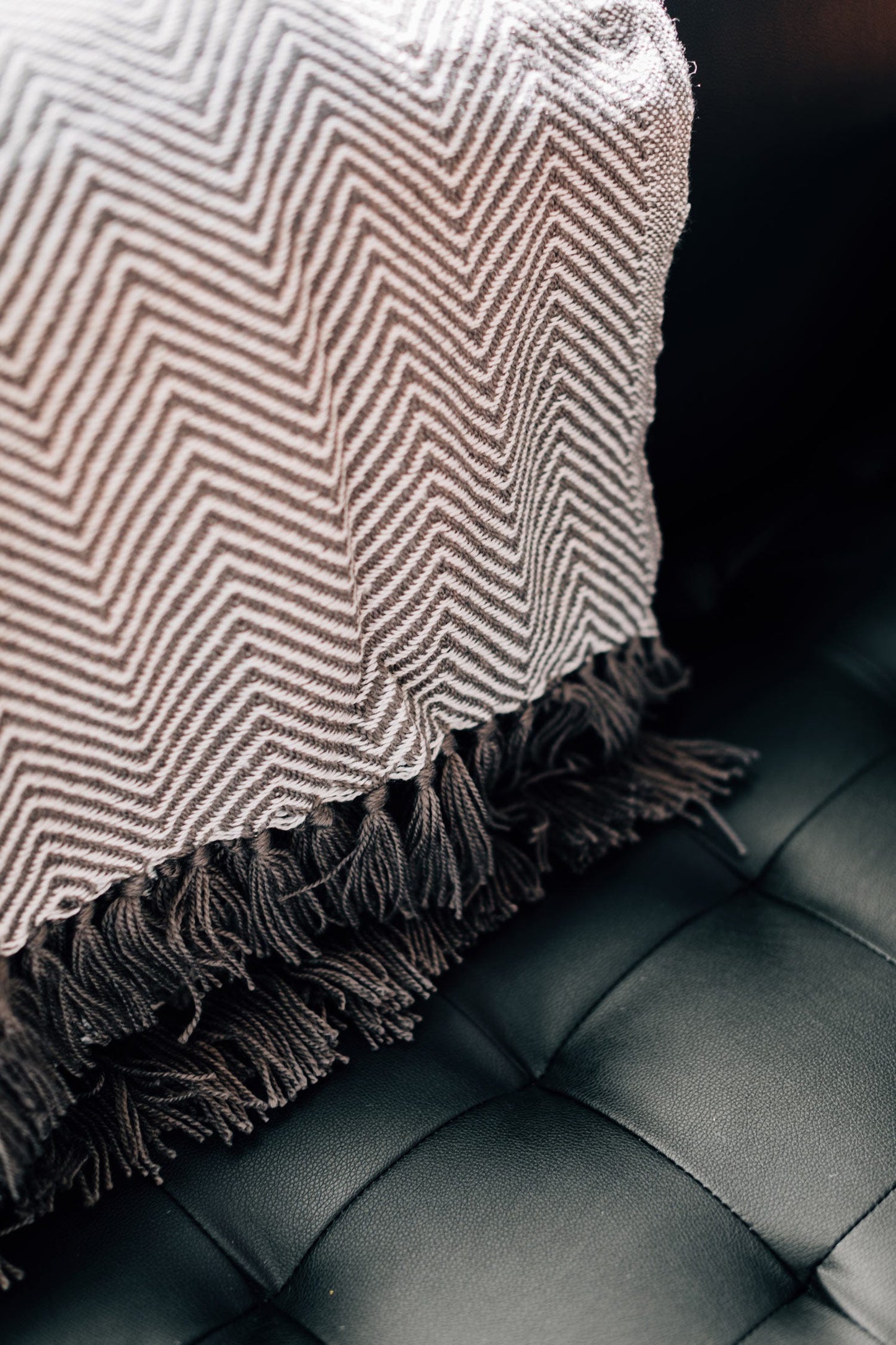 Throw zigzag w/fringes PET yarn 60X50 gray/cream