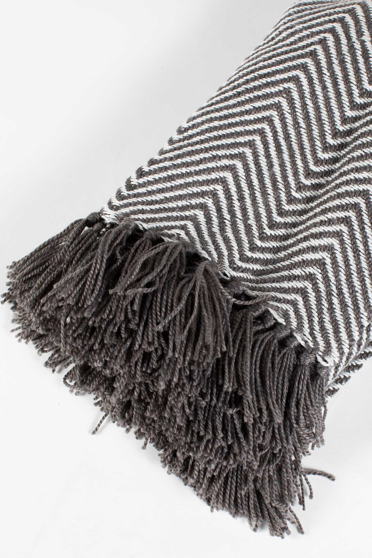 Throw zigzag w/fringes PET yarn 60X50 gray/cream