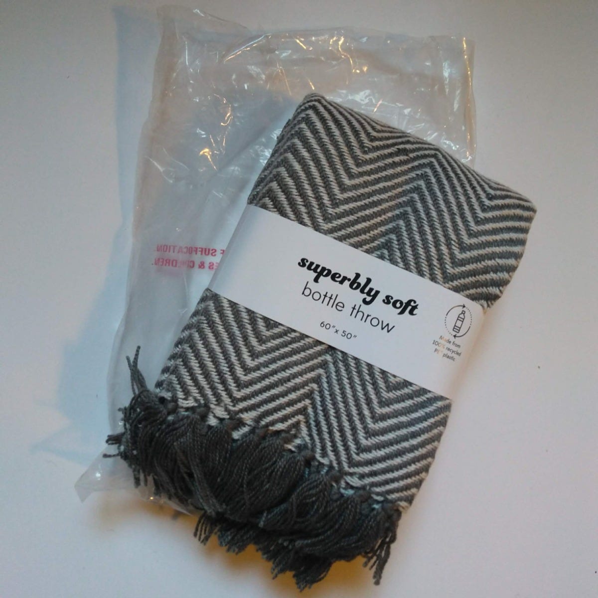 Throw zigzag w/fringes PET yarn 60X50 gray/cream