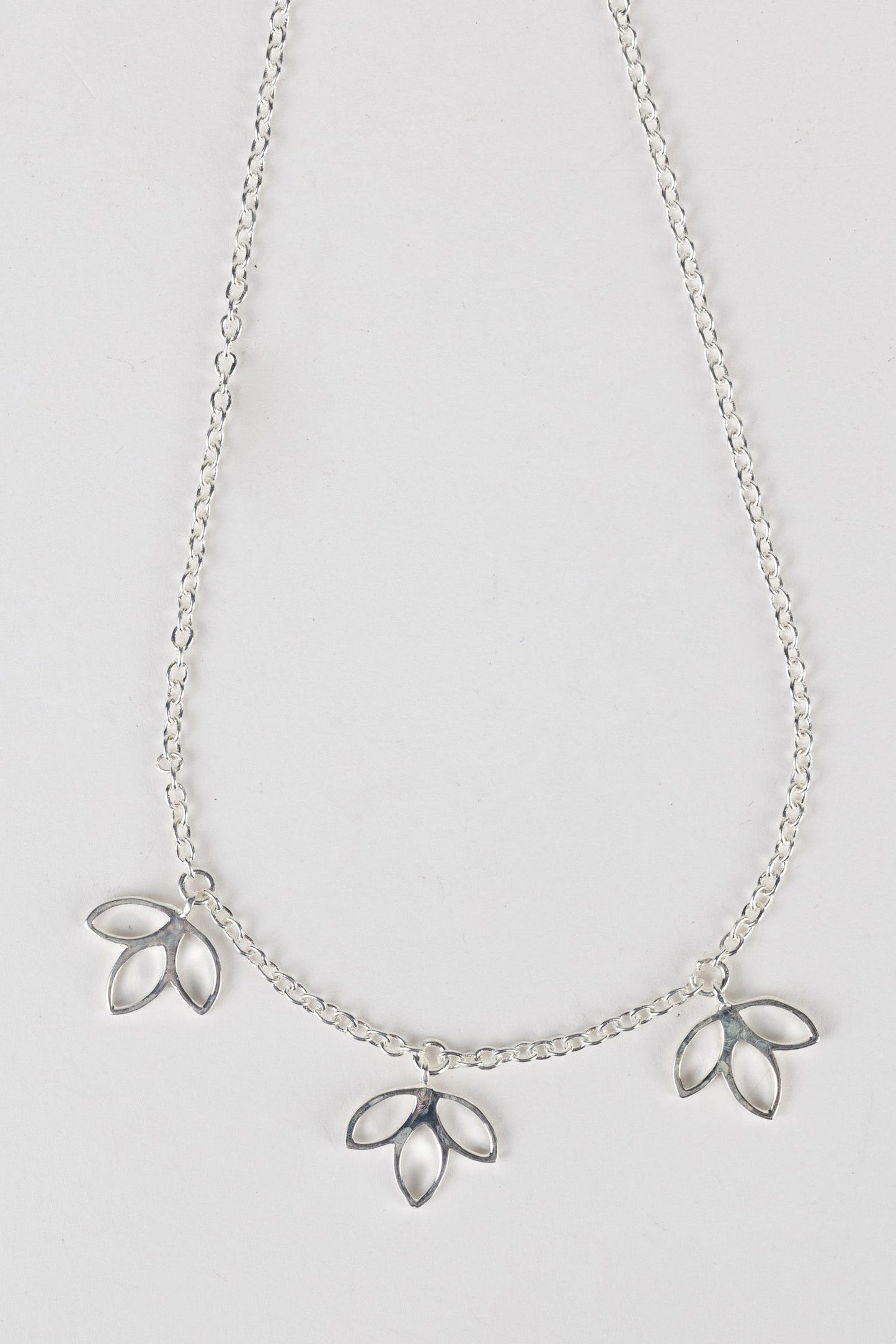 Necklace lotus trio fine chain brass 15L silver