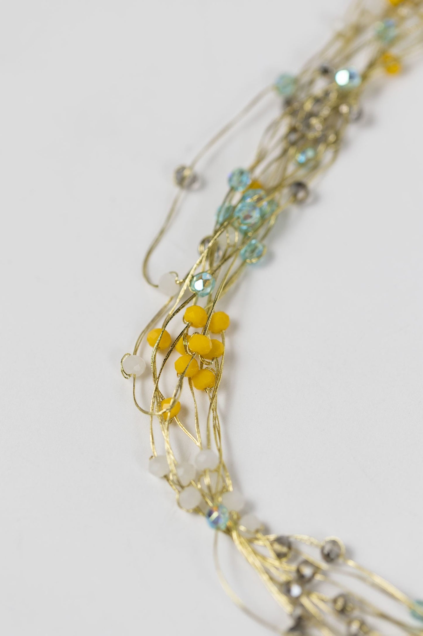 Necklace multistrand thread/bds 20L yel/gld/grn