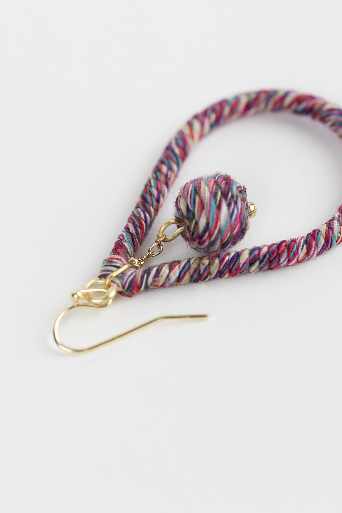 Earrings wrapped teardrop/bead cttn/mtl 2.5L multi