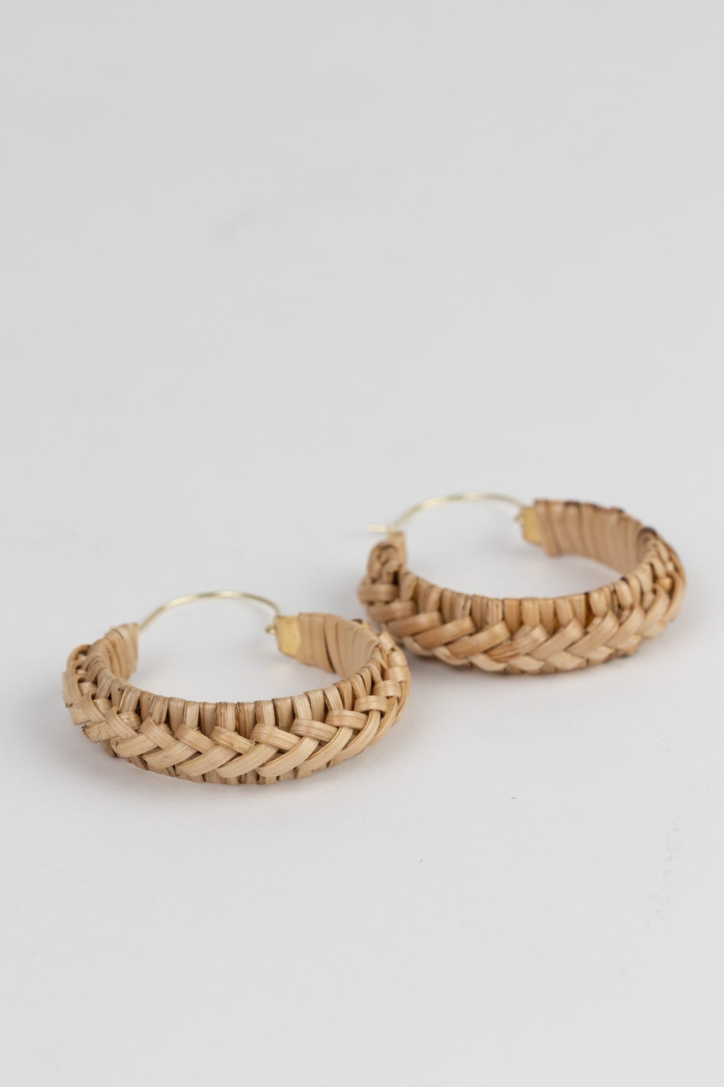 Earrings hoop wrapped cane 2D/2.5L tan