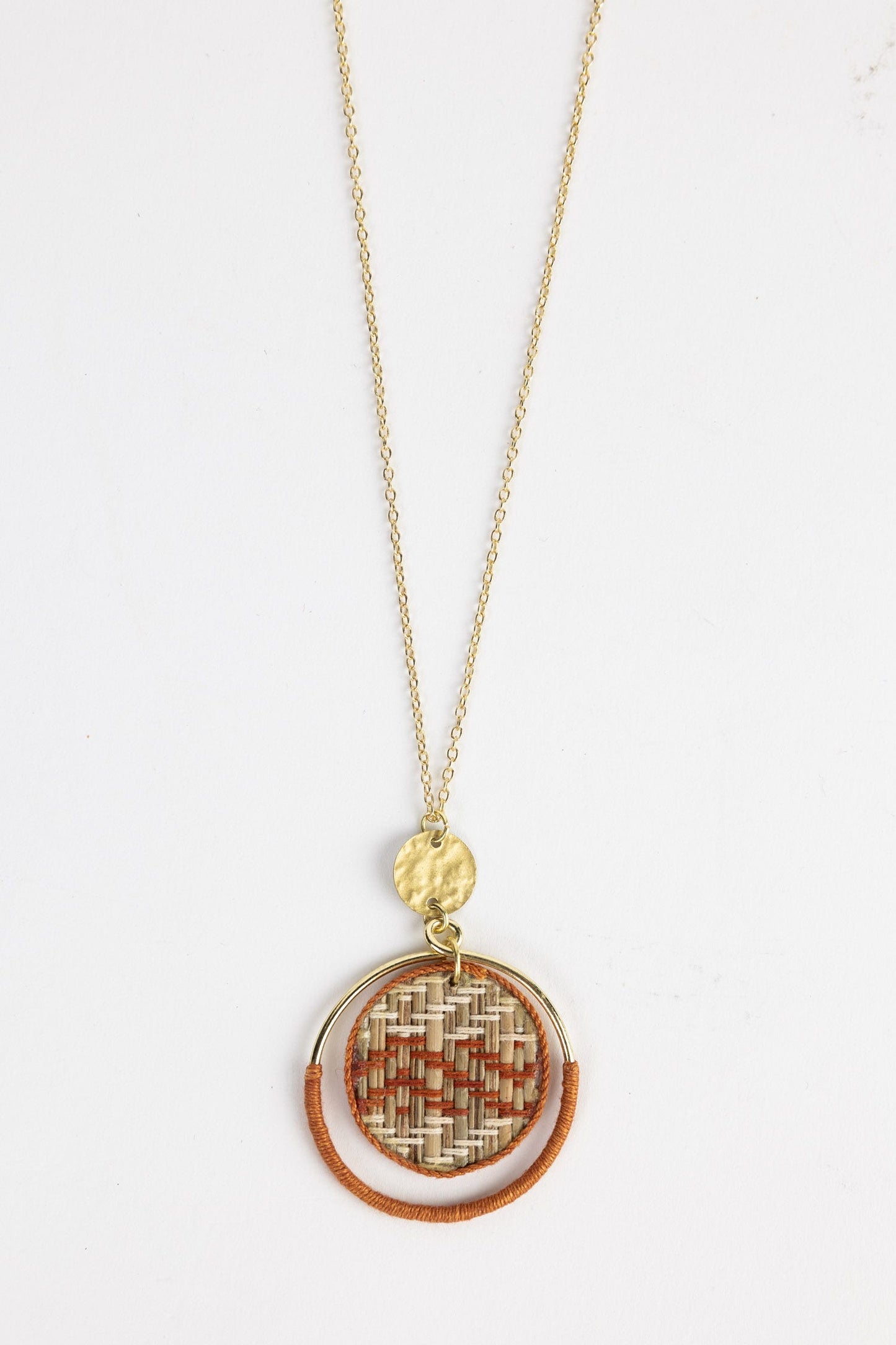 Necklace orbit pend cane/mtl/thread 24L gld/rust