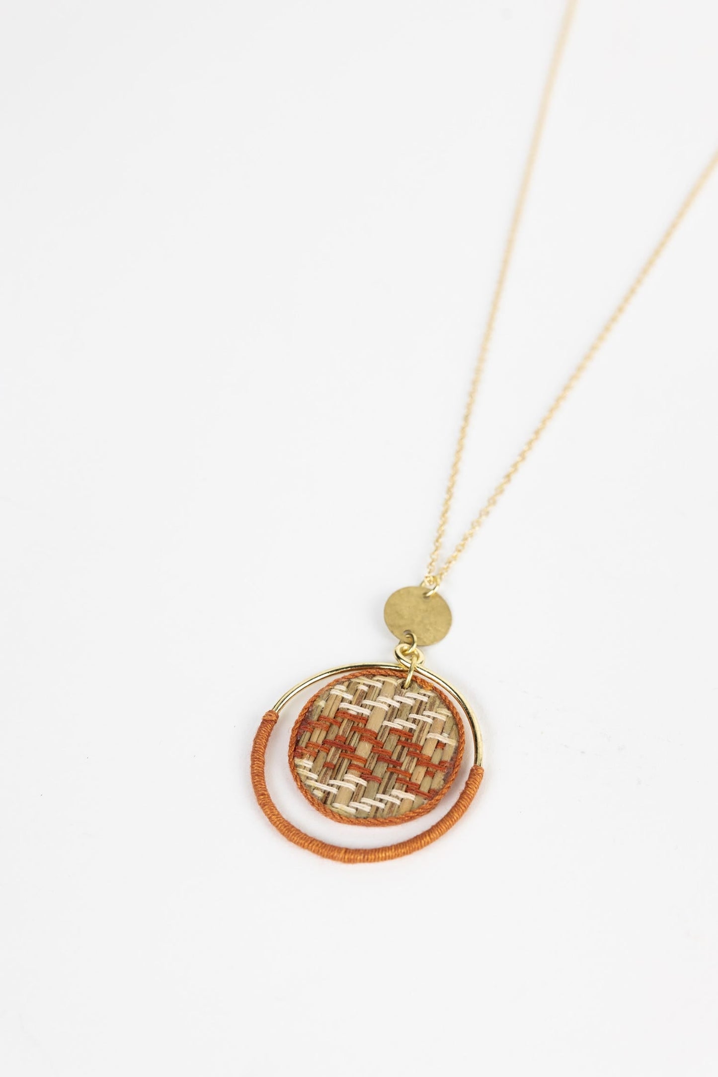 Necklace orbit pend cane/mtl/thread 24L gld/rust