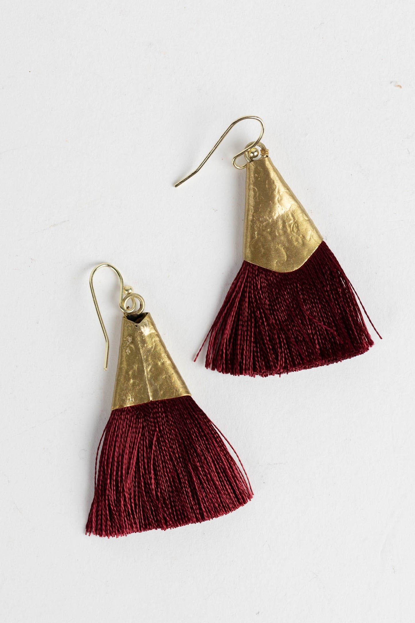 Earrings capped tassel brass/poly 2L wine red