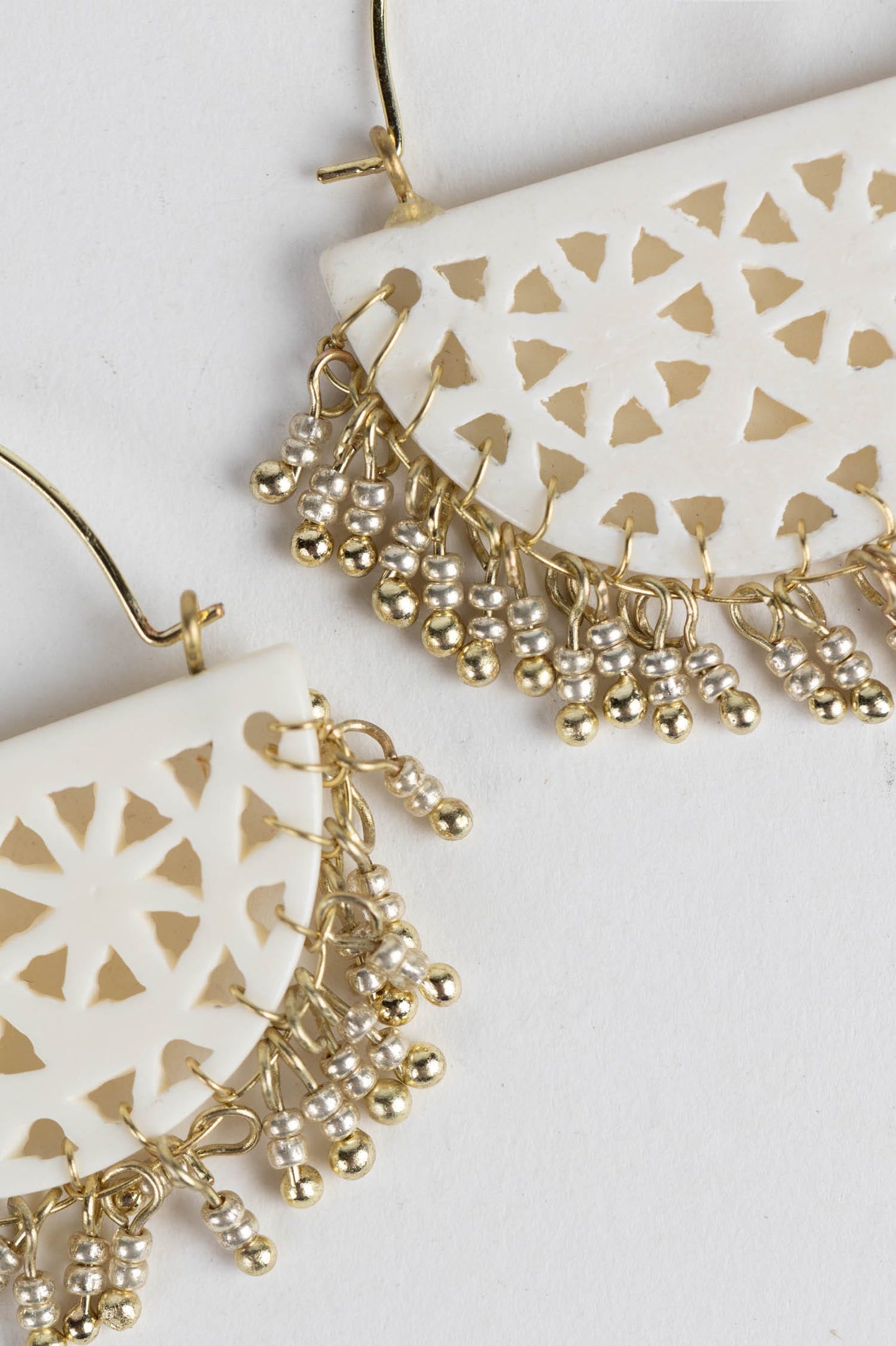 Earrings beaded fringe half crcl bone/br 2L wht/br