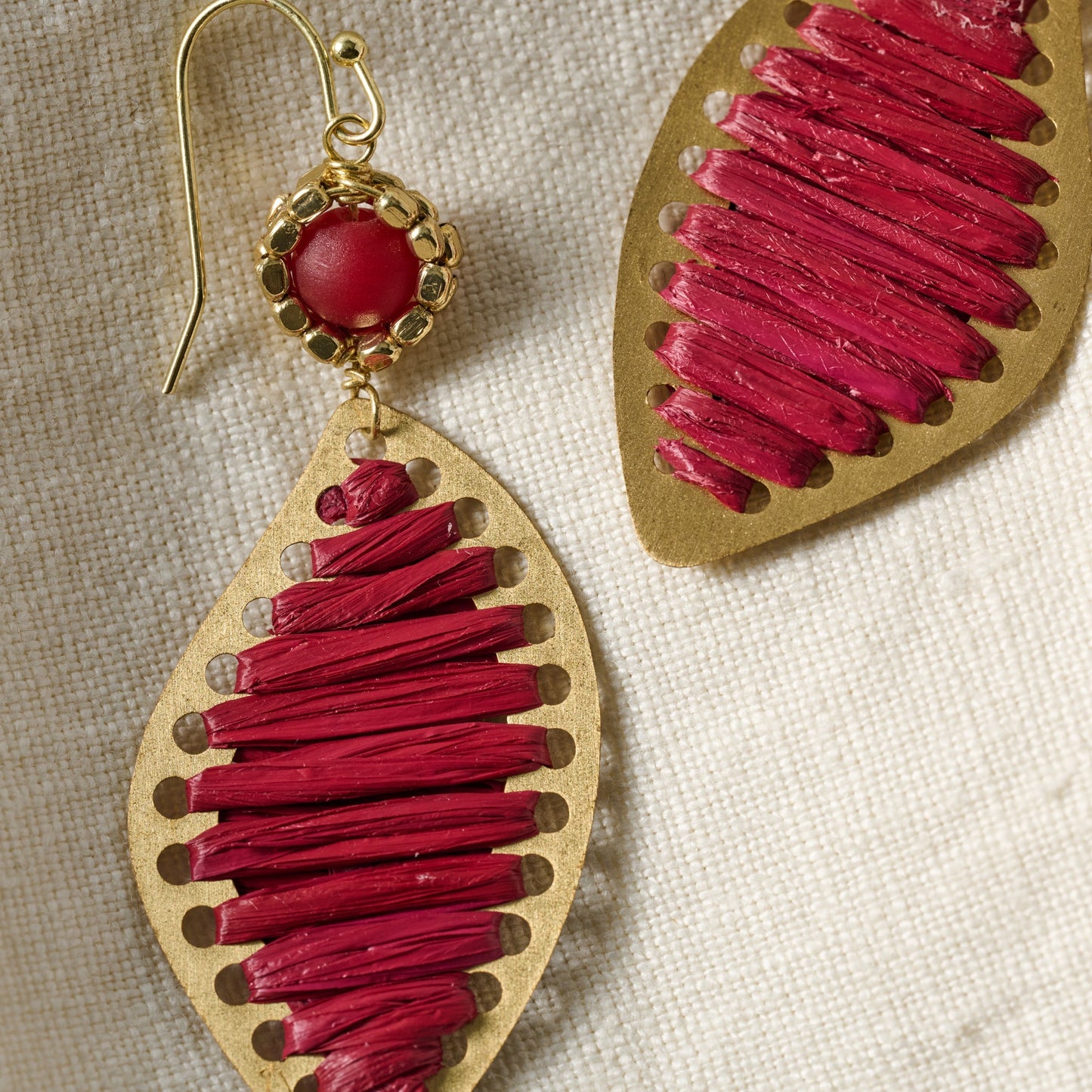 Earrings threaded raffia/brass 2.5L red/gold