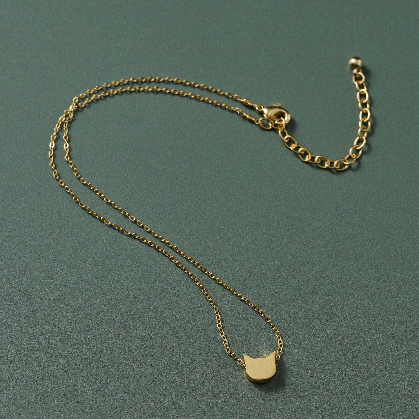 Necklace dainty cat face charm brass 16L gold