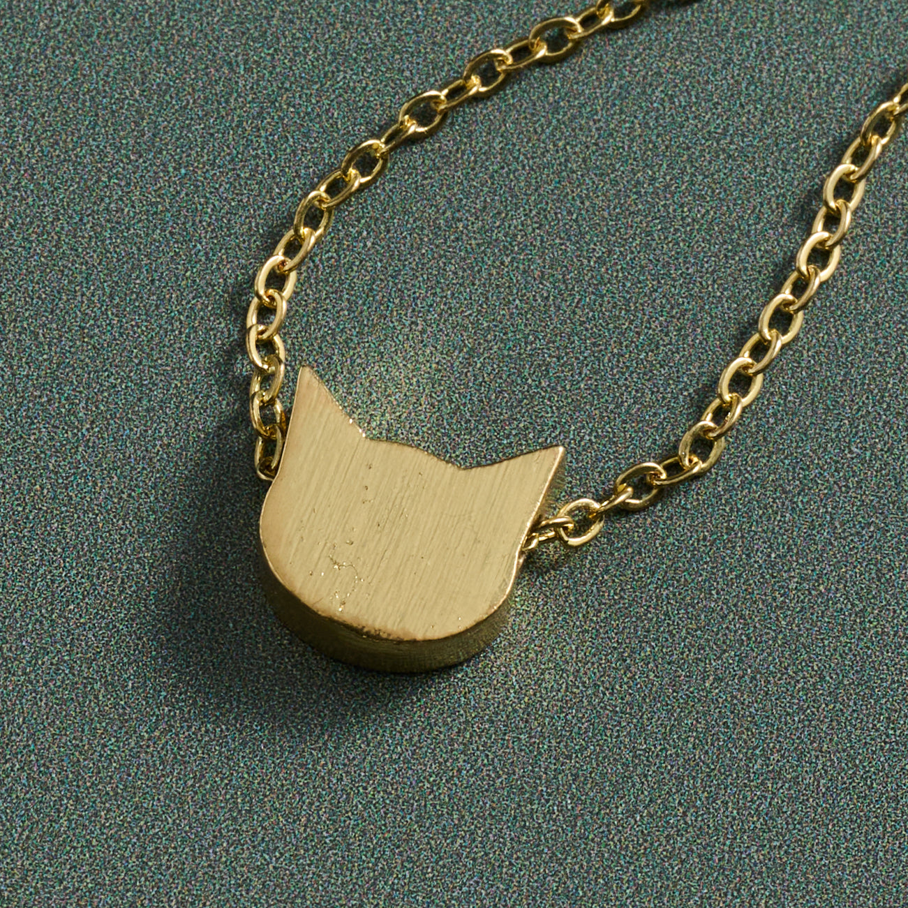 Necklace dainty cat face charm brass 16L gold