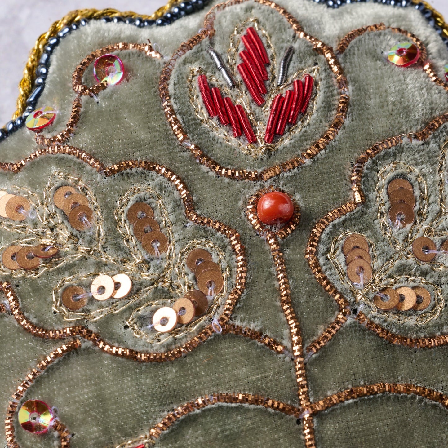 Ornament vintage M/2 stuffed velvet 4D grn/gld/rd