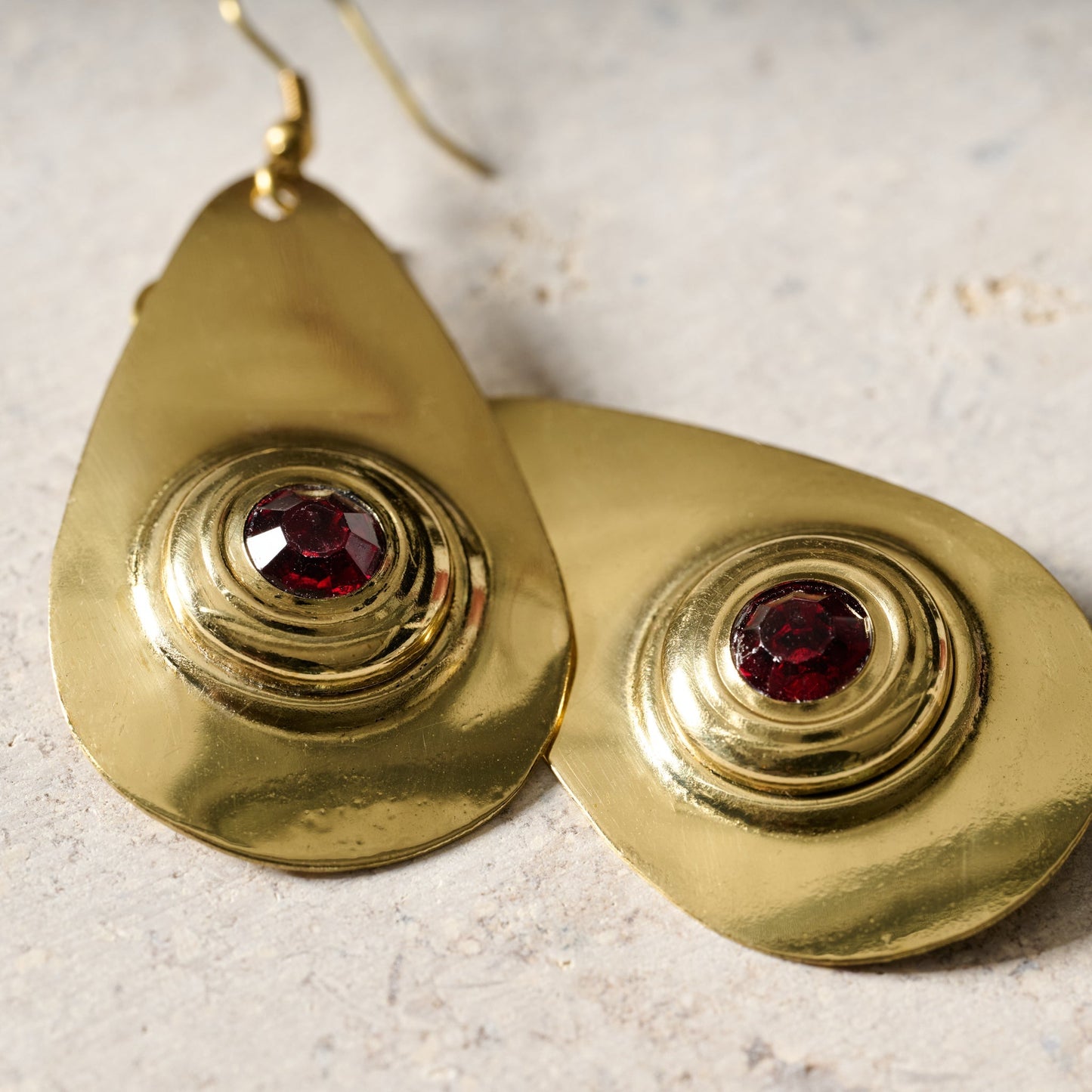 Earrings dangle pear w/eye br/glass 2.5L br/red
