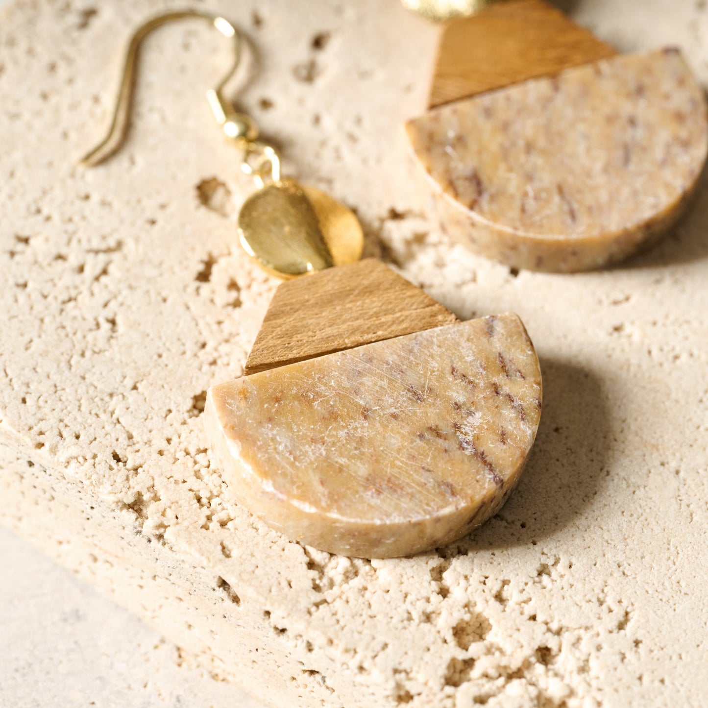 Earrings dangle wood/gorara 2.5L gld/brn/gry/asst