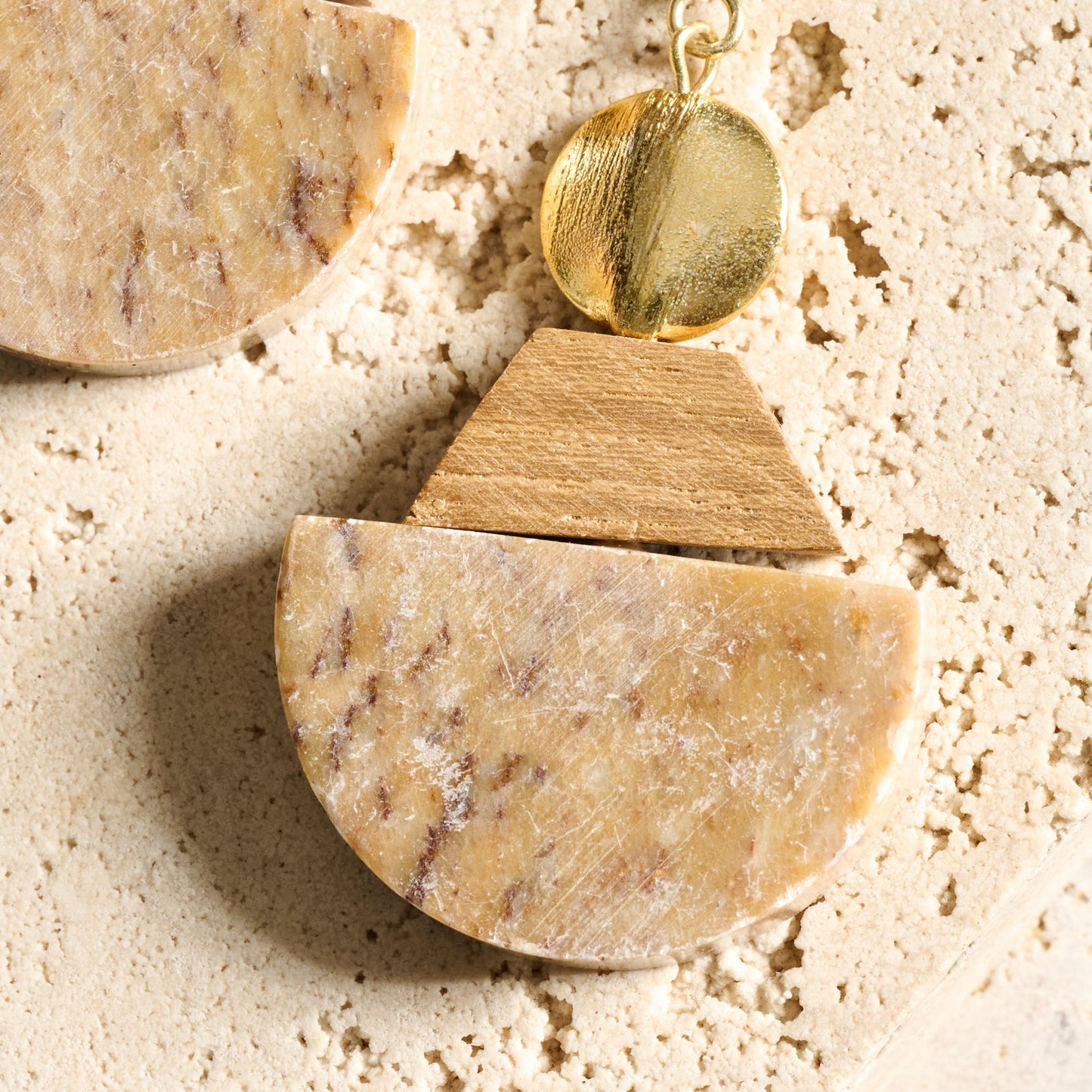 Earrings dangle wood/gorara 2.5L gld/brn/gry/asst