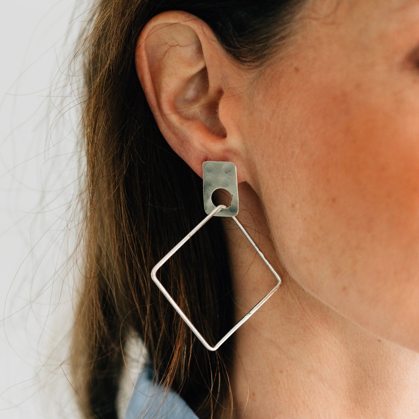 Earrings drop assymetrical sq brass 2.5L silver