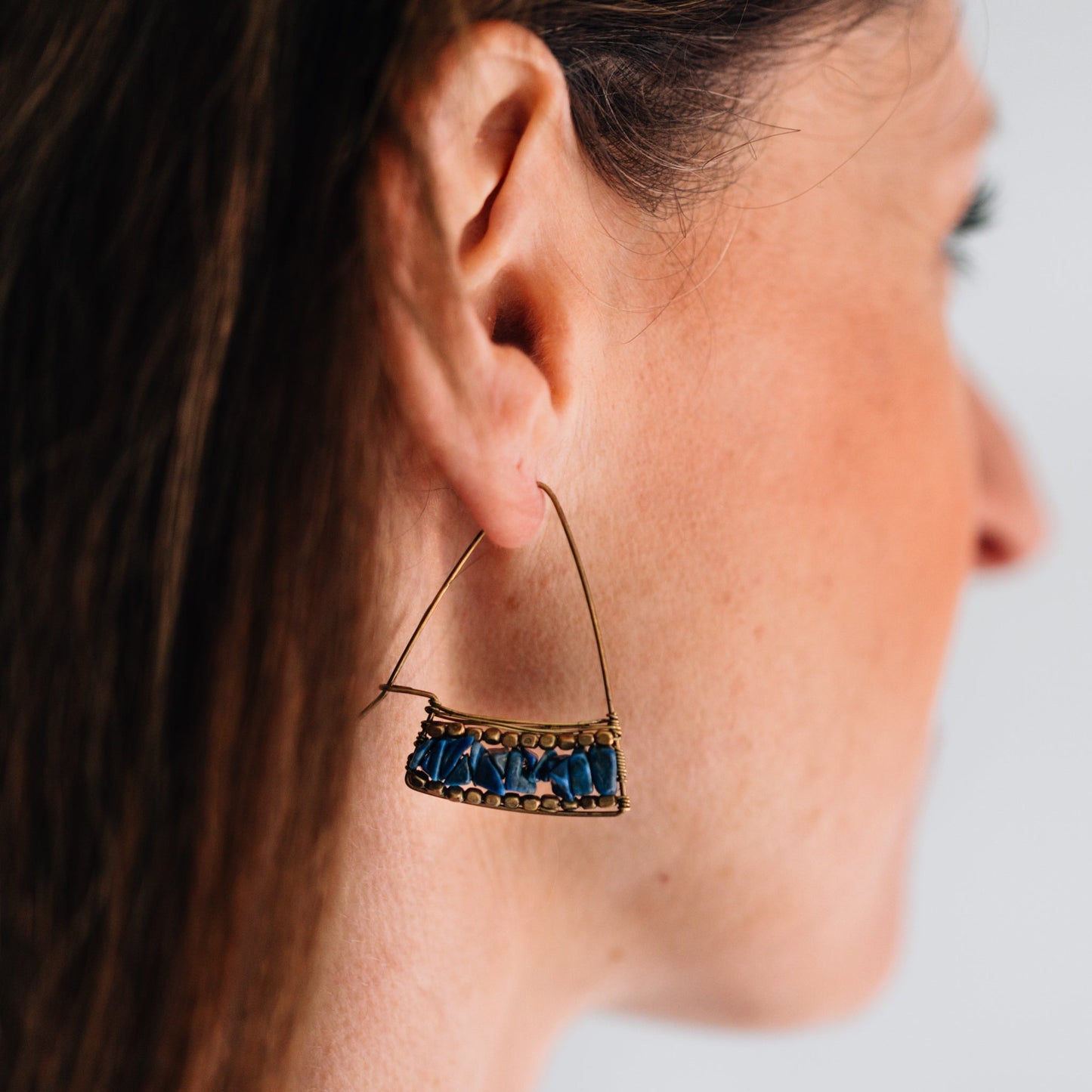 Earrings triangle wire lapis/brass 1.5L br/blue
