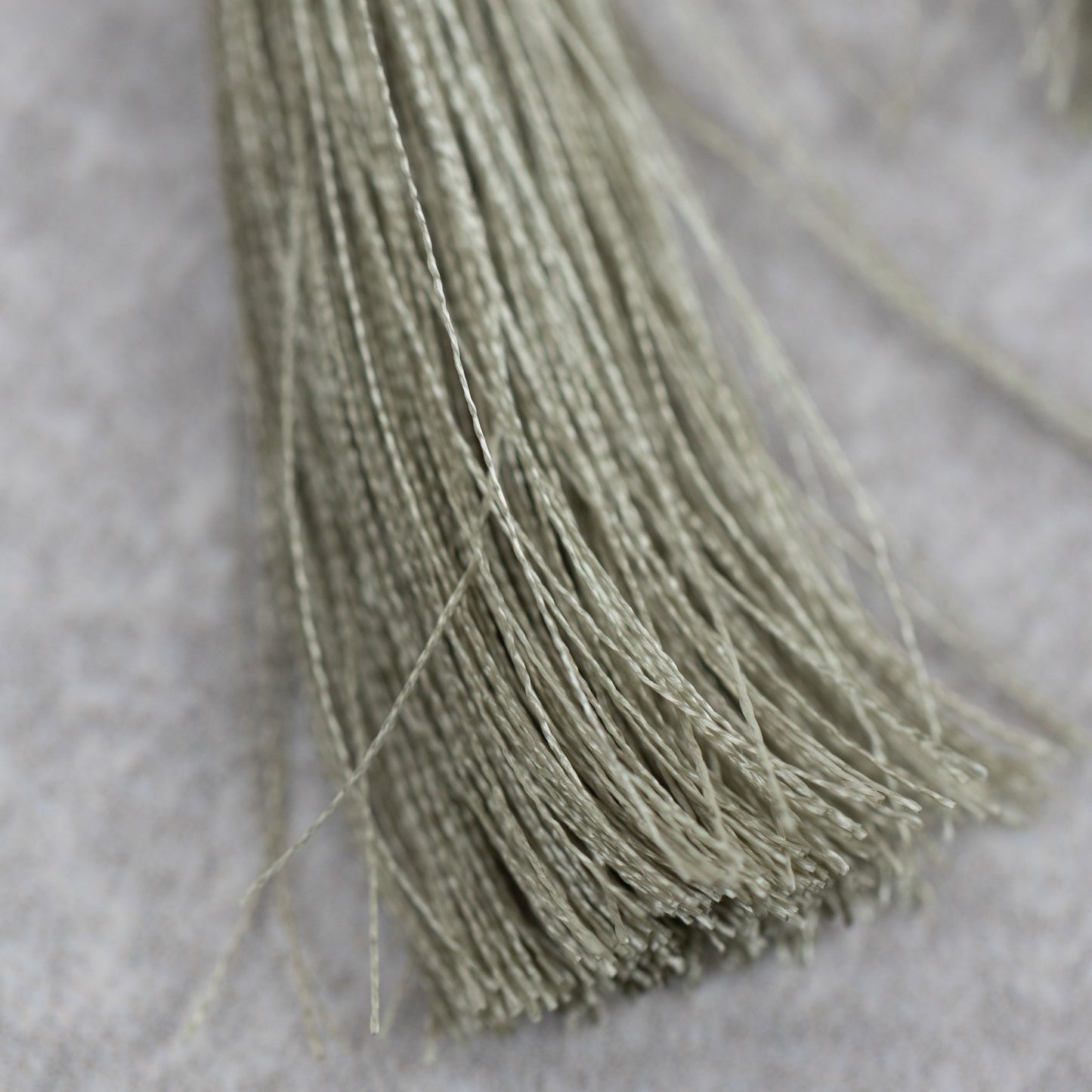 Earrings dangle tassel bone/silk/br 4.5L br/green