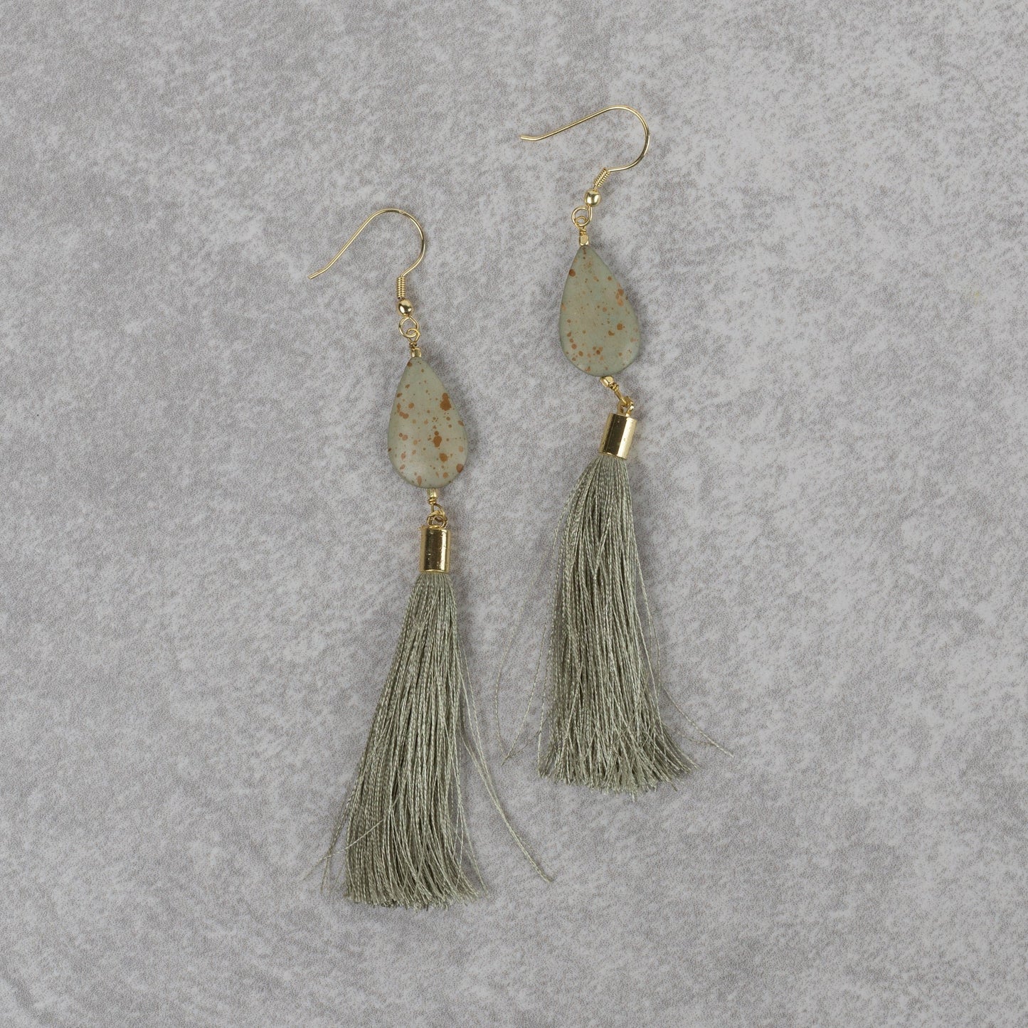 Earrings dangle tassel bone/silk/br 4.5L br/green