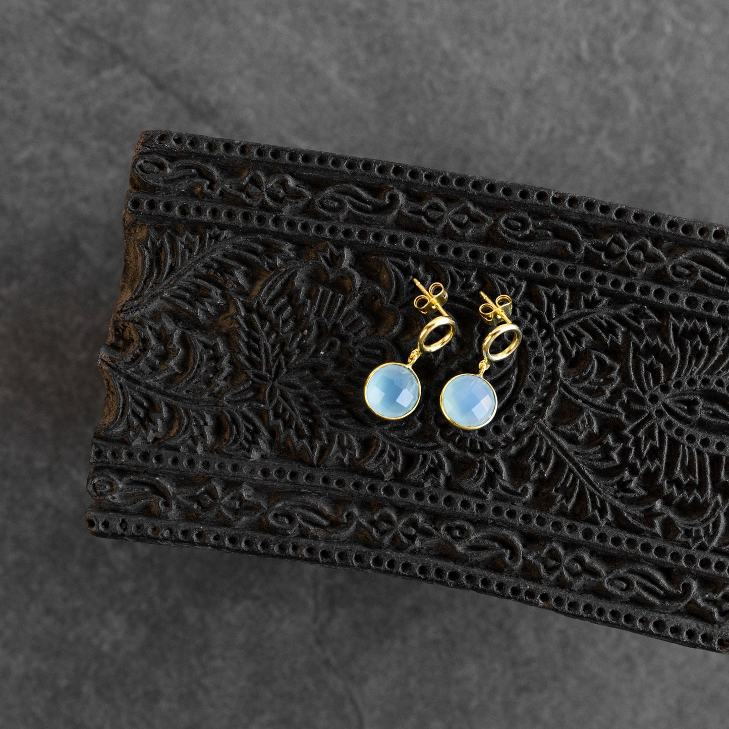 Earrings drop crcl chalcy stn/brass 1L gld/aqua