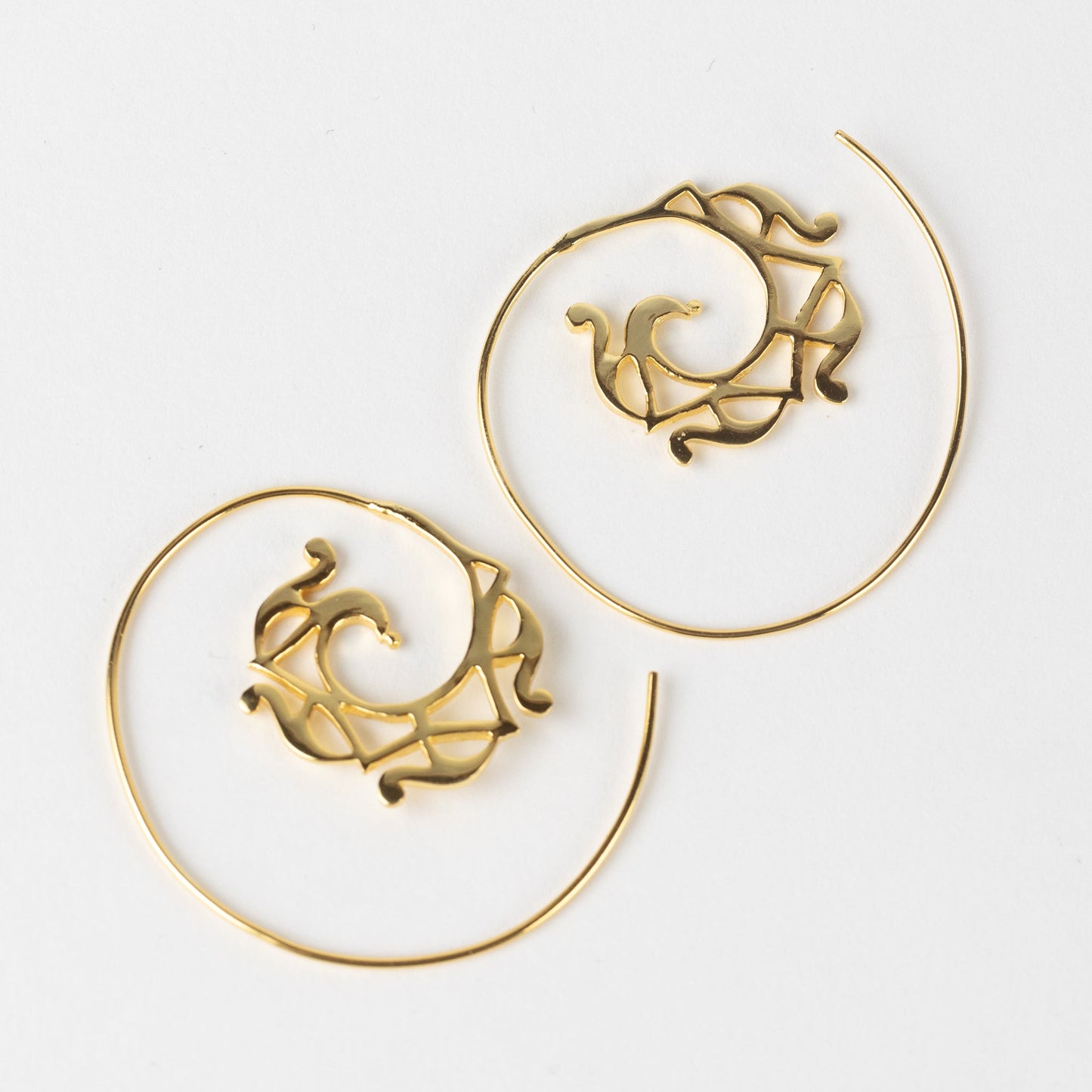 Earrings swirl pull thru 18K gold plt/br 1.25D gld