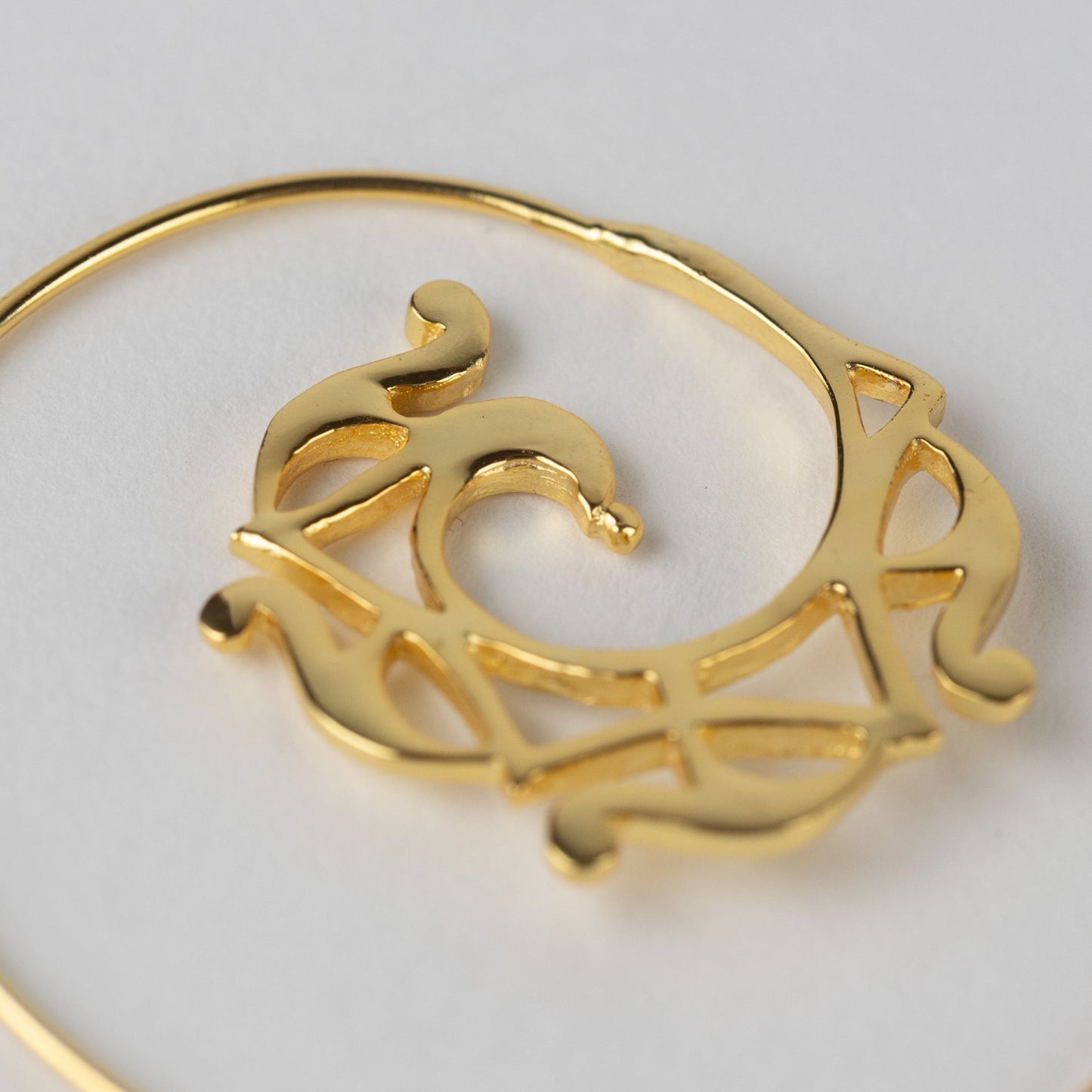 Earrings swirl pull thru 18K gold plt/br 1.25D gld