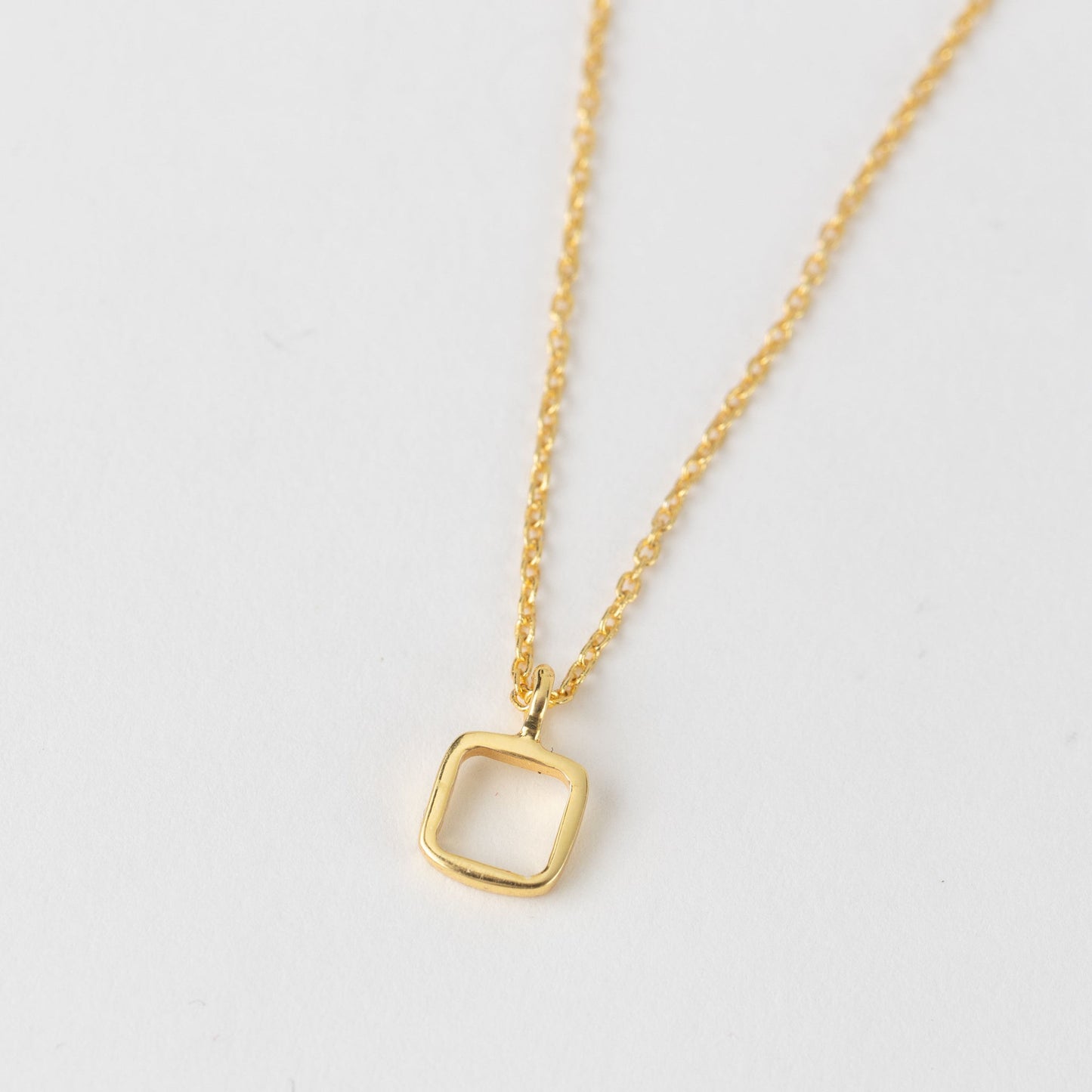 Necklace dainty square gld plated 16L gold