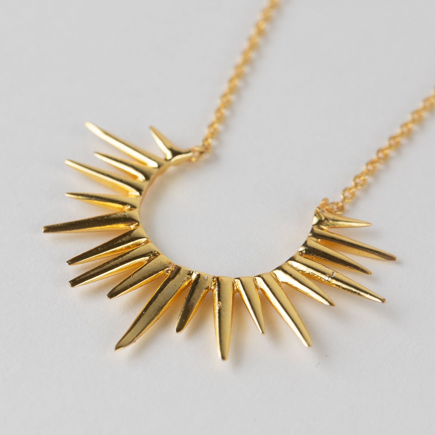 Necklace sunburst brass/gold plated 16L gold