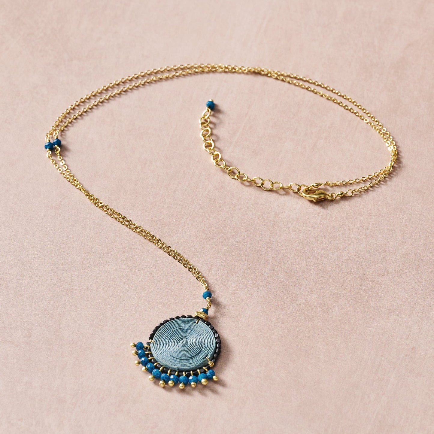 Necklace coil pendant brass/jute/glass 25L br/blue